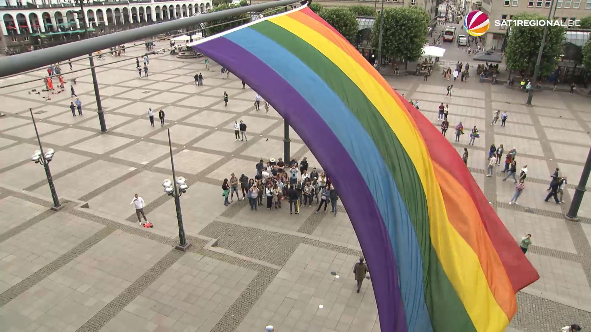 Pride Week in Hamburg vor Start Regenbogenflagge an Rathaus gehisst