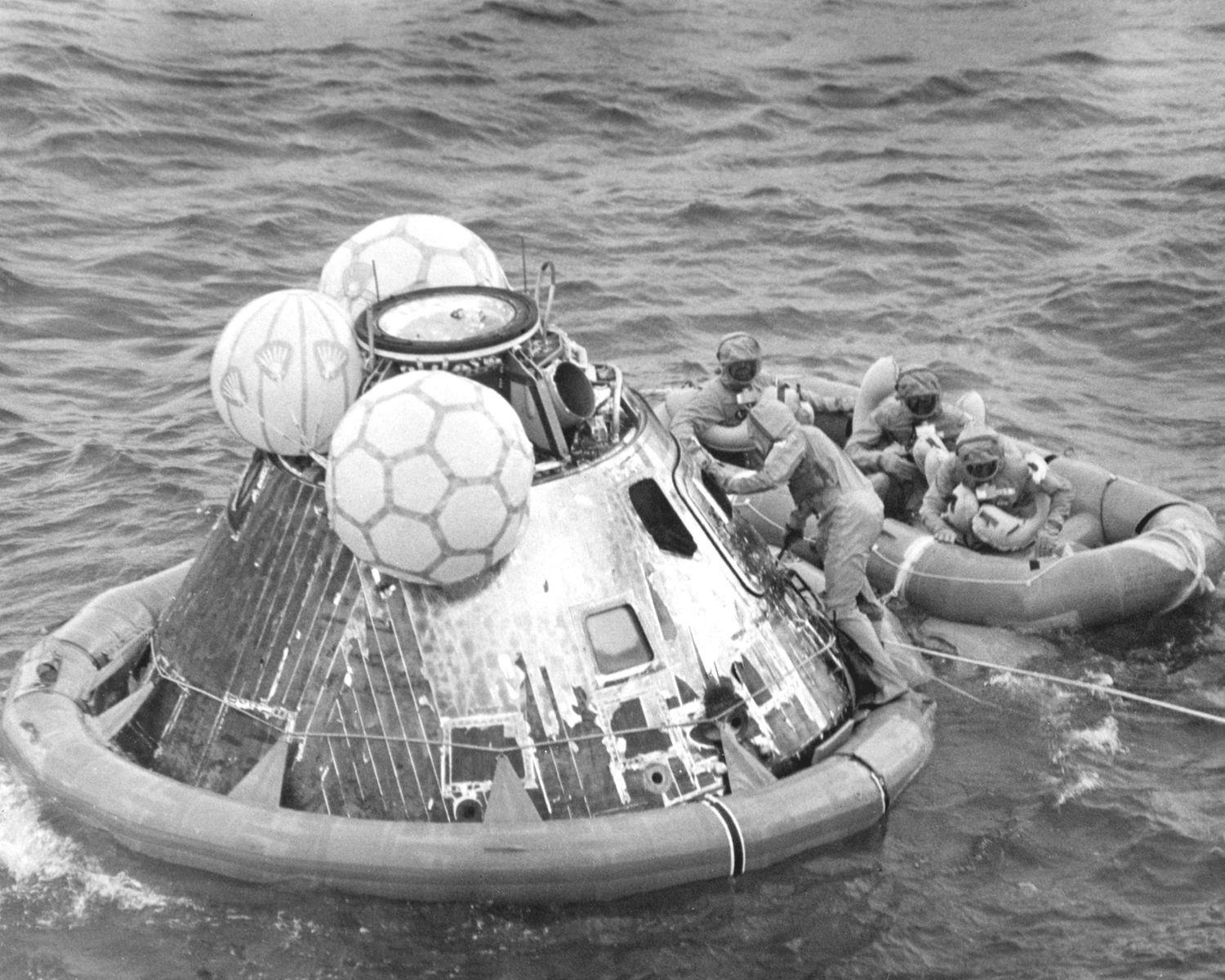 Le 24 juillet 1969, huit jours après leur lancement dans l’espace, les <a href="https://www.quebecscience.qc.ca/espace/il-y-a-50-ans-premiers-pas-lune/" rel="noreferrer noopener">astronautes d’Apollo 11 sont revenus</a> sur Terre, s’échouant dans l’océan Pacifique à environ 21 km du navire de récupération USS Hornet. Le mauvais temps a contraint le contrôle de la mission à modifier le point d’atterrissage d’environ 400 km par rapport à la zone cible initiale, et ils ont amerri <a href="https://www.voileetmoteur.com/bateaux-a-moteur/actualites/video-le-24-juillet-1969-lamerrissage-dapollo-11/83263" rel="noreferrer noopener">à environ 800 milles nautiques</a> au sud-ouest d’Hawaï. Lorsque Armstrong, Collins et Aldrin sont sortis de la capsule, ils portaient des combinaisons de protection biologique au cas où ils auraient transporté des bactéries toxiques de la Lune.