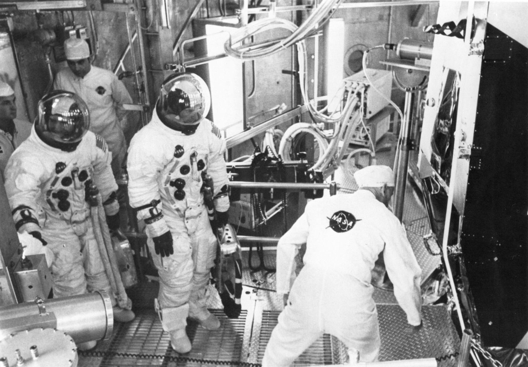 Que se serait-il passé si Neil Armstrong était tombé malade avant la date de lancement, ou si Buzz Aldrin avait eu un accident? Personne ne sera étonné d’apprendre que <a href="https://apollo11space.com/apollo-11-backup-crew-and-support-crew/" rel="noreferrer noopener">la NASA prévoit systématiquement des astronautes remplaçants</a> formés et prêts à prendre le relais, de sorte que les missions importantes et coûteuses risquent moins d’être reportées ou annulées. Les équipages de réserve se voient généralement offrir la possibilité de commander de futures missions, comme ce fut le cas pour le pilote de réserve du module lunaire d’Apollo 11, Fred Haise Jr., et le commandant James Lovell, photographiés ici en train de s’entraîner pour un test d’altitude en mars 1969. Ils ont ensuite fait partie de l’équipage de la <a href="https://www.lequipe.fr/explore/lf34-les-conquerants-12-hommes-sur-la-lune/" rel="noreferrer noopener">mission Apollo 13</a>, mais n’ont pas eu l’occasion de marcher sur la Lune, car une explosion dans l’espace a détruit leur module de service et a failli les empêcher de revenir sur Terre.