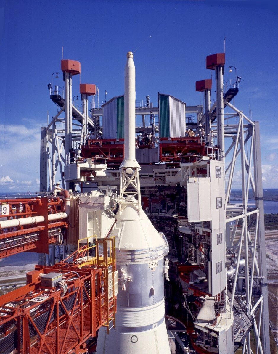 La préparation du lancement d’Apollo 11 était essentielle, non seulement pour les astronautes, mais aussi pour les quelque <a href="https://www.ledevoir.com/societe/science/558868/des-jambes-quebecoises-avant-le-pied-americain" rel="noreferrer noopener">400 000 </a><a href="https://www.ledevoir.com/societe/science/558868/des-jambes-quebecoises-avant-le-pied-americain" rel="noreferrer noopener">hommes et femmes</a> qui ont travaillé sur le programme Apollo, notamment les contrôleurs de mission, les sous-traitants, les ingénieurs, les mathématiciens, les scientifiques et le personnel médical. Ici, le personnel de la structure de service mobile observe depuis une hauteur de 122 mètres (402 pieds) l’éloignement de la tour du vaisseau spatial Apollo 11 lors d’un test pour le compte à rebours, quelques jours avant le lancement.