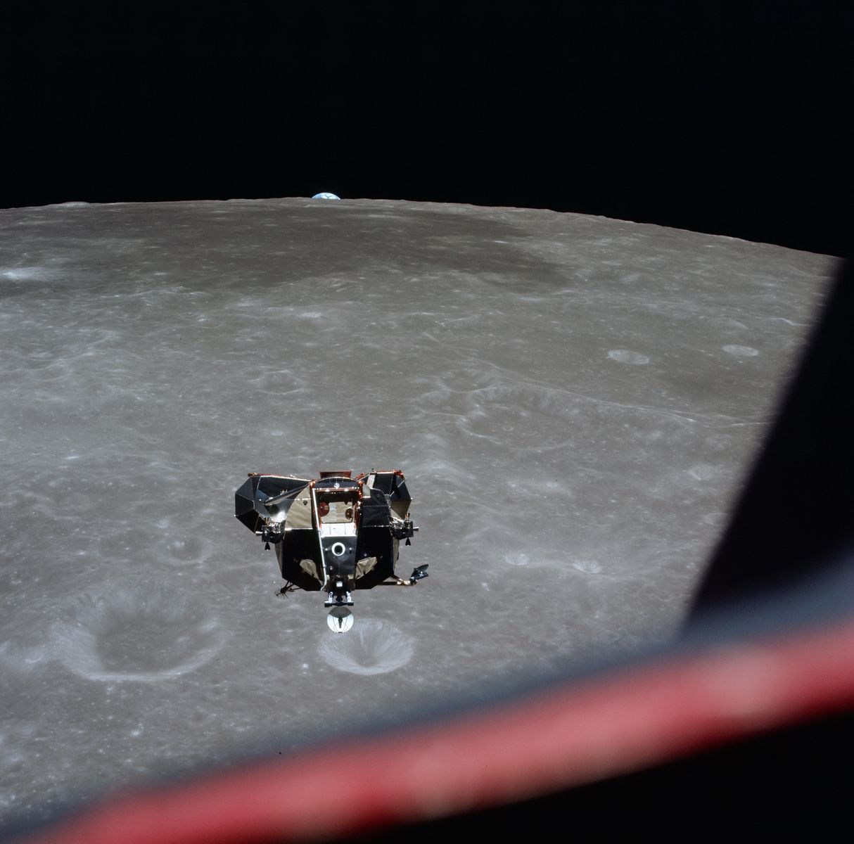 Si nous avons la chance de disposer de photographies et de vidéos documentant l’alunissage, rien n’est comparable à la vue qu’avaient les astronautes lorsqu’ils s’approchaient de la surface lunaire. Alors que Neil Armstrong et Buzz Aldrin <a href="https://www.geo.fr/histoire/apollo-11-et-les-premiers-pas-sur-la-lune-retour-sur-la-mission-qui-a-marque-lhistoire-du-spatial-210987" rel="noreferrer noopener">descendaient vers la surface de la Lune dans le module lunaire</a>, Michael Collins a documenté la scène depuis le ciel. Dans son livre de 1974 <a href="https://www.renaud-bray.com/Livres_Produit.aspx?id=2721346&def=Carrying+the+Fire%2CCOLLINS%2C+MICHAEL%2C9780374537760&page=184" rel="noreferrer noopener"><em>Carrying the Fire:</em></a> <a href="https://www.renaud-bray.com/Livres_Produit.aspx?id=2721346&def=Carrying+the+Fire%2CCOLLINS%2C+MICHAEL%2C9780374537760&page=184" rel="noreferrer noopener"><em>An Astronaut’s Journeys</em></a>, <a href="https://www.nationalgeographic.fr/espace/michael-collins-astronaute-et-protagoniste-de-lhistoire-dapollo-11" rel="noreferrer noopener">Collins décrit poétiquement</a> le moment où il a vu la Terre s’élever au-dessus de la surface de la Lune: «Elle pointe son petit bonnet bleu au-dessus du rebord escarpé. Puis, sans qu’on lui ait tiré dessus, elle surgit à l’horizon dans un élan de couleurs et de mouvements inattendus».
