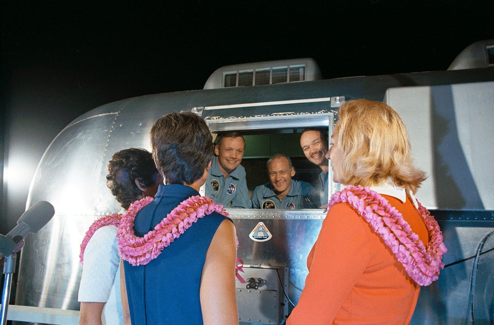 Les astronautes ont dû subir une <a href="https://www.lemonde.fr/archives/article/1969/08/12/la-quarantaine-des-astronautes-d-apollo-11-a-pris-fin_2409272_1819218.html" rel="noreferrer noopener">période de quarantaine de 21 jours</a> dès leur retour sur Terre, afin de s’assurer qu’ils n’avaient pas ramené par inadvertance des bactéries de la Lune et pour que les médecins puissent surveiller leur état de santé. Armstrong a notamment fêté son anniversaire en isolement, et les épouses des astronautes Pat Collins, Jan Armstrong et Joan Aldrin sont venues visiter les membres de l’équipage. <a href="https://www.lemonde.fr/archives/article/1969/07/23/plusieurs-chefs-d-etat-ont-adresse-des-messages-de-felicitations-a-m-nixon_2413391_1819218.html" rel="noreferrer noopener">Le président Richard Nixon</a> est également arrivé à l’installation de quarantaine mobile d’Hawaï pour les féliciter personnellement de leur accomplissement monumental.