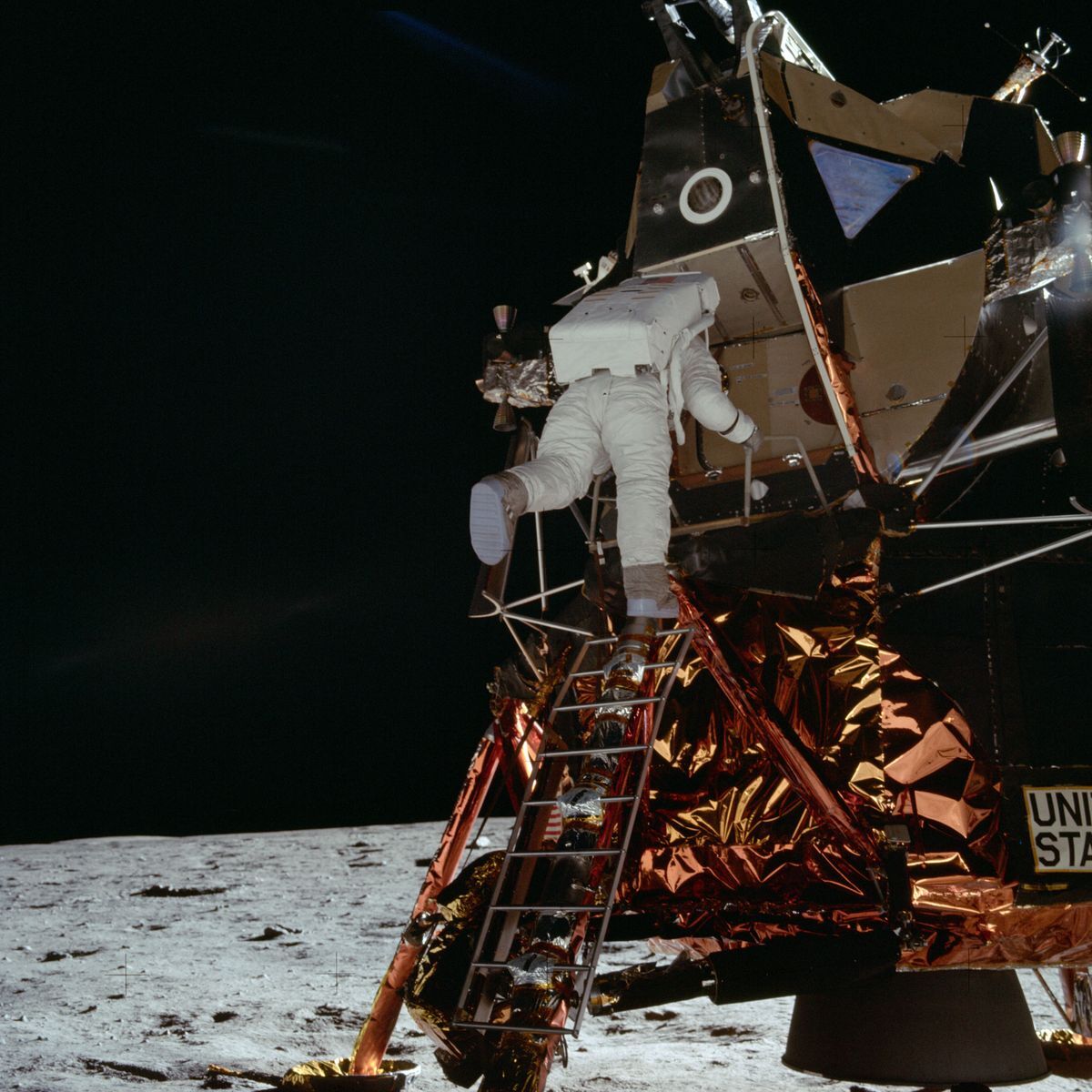 L’alunissage de 1969 a été un énorme exploit d’ingéniosité, d’intelligence et de détermination humaines qui a émerveillé et inspiré des générations. Plus de cinq décennies après que Neil Armstrong, Edwin «Buzz» Aldrin et Michael Collins ont accompli leur mission historique Apollo 11, nous sommes toujours fascinés par ce qui s’est passé avant, pendant et après ce premier «petit pas pour l’homme». Découvrez cet événement important en 20 images et anecdotes.