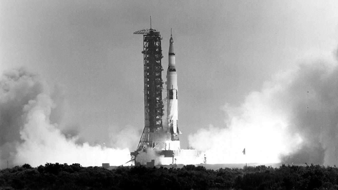 Au <a href="https://www.nasa.gov/centers/langley/multimedia/road2apollo-22.html" rel="noreferrer noopener">complexe de lancement 39A</a> du centre spatial Kennedy de la NASA en Floride, le premier vaisseau lunaire habité a décollé, propulsé par la fusée Saturn V. Conçue pour le programme Apollo et utilisée tout au long des années 60 et 70, la <a href="https://www.techno-science.net/definition/9233.html" rel="noreferrer noopener">Saturn V</a> était la fusée la plus puissante à n’avoir jamais décollé. Avec sa taille de 111 mètres, elle était plus haute que la statue de la Liberté. Une fois remplie de carburant, la fusée pesait 2,8 millions de kilogrammes, soit environ le poids de 400 éléphants.