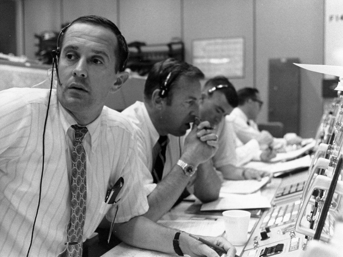 Les gens du monde entier ont regardé avec excitation et nervosité le lancement d’Apollo 11 dans l’espace, mais la tension était probablement la plus forte dans la <a href="https://www.futura-sciences.com/sciences/breves/apollo-11-houston-nous-avons-probleme-salle-controle-missions-apollo-reprend-vie-856/" rel="noreferrer noopener">salle de contrôle des opérations de la mission</a> (MOCR), où tant de personnes ayant participé au développement et au succès de la mission regardaient ce qui se passait. Le communicateur de la capsule Charlie Duke, le commandant remplaçant pour Apollo 11 Jim Lovell et le pilote de réserve du module lunaire Fred Haise participent à la mission avec des écouteurs au lieu de casques spatiaux.