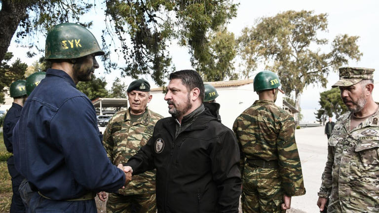 Αυτοψία Χαρδαλιά σε στρατόπεδα σε όλη την Ελλάδα για τα μέτρα ασφάλειας και πυρασφάλειας