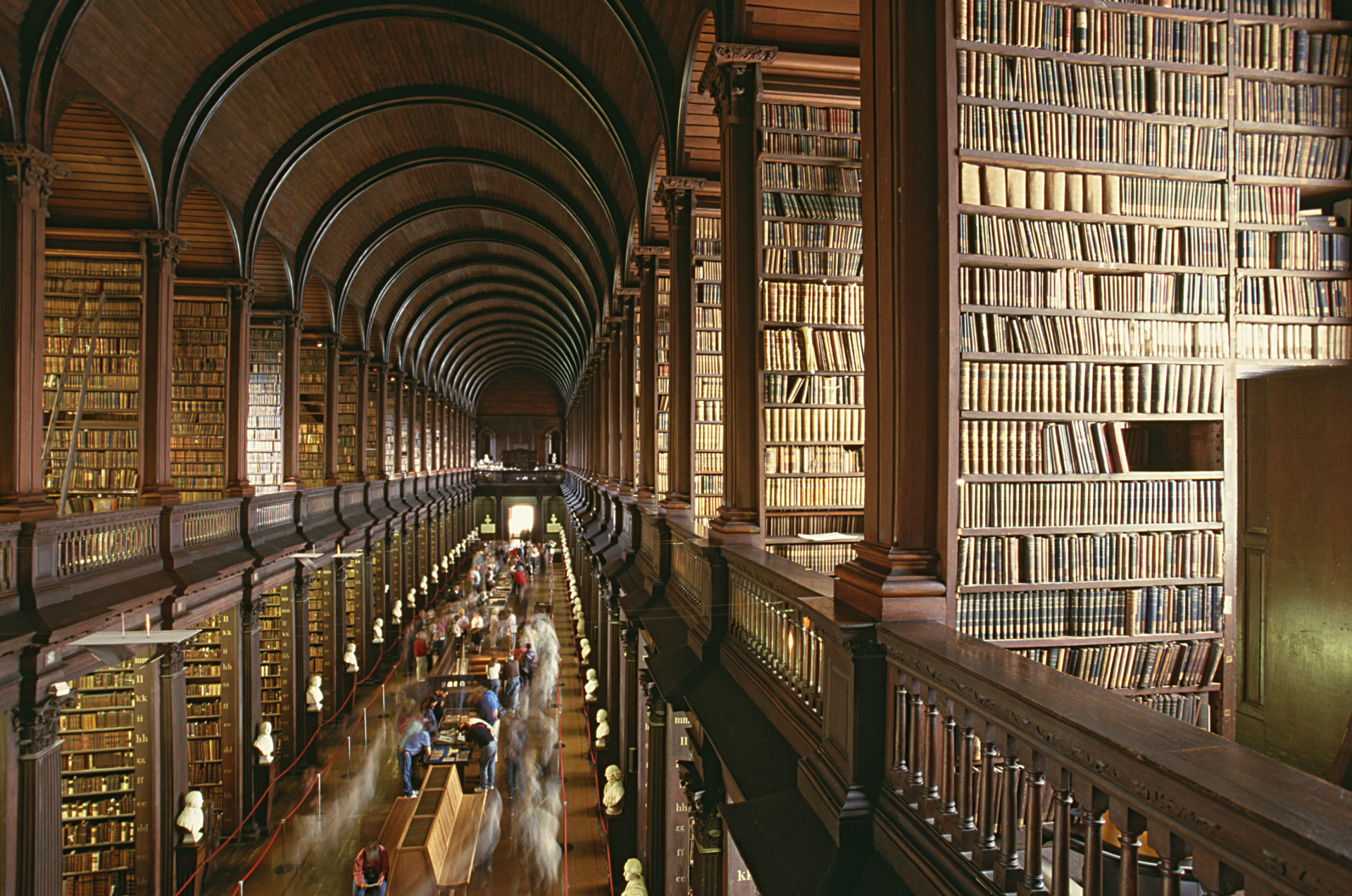 Située dans le Trinity College, à Dublin, il s'agit de la plus grande bibliothèque d'Irlande. La Long Room vous semblera sûrement familière car elle a figuré dans bon nombre de films...