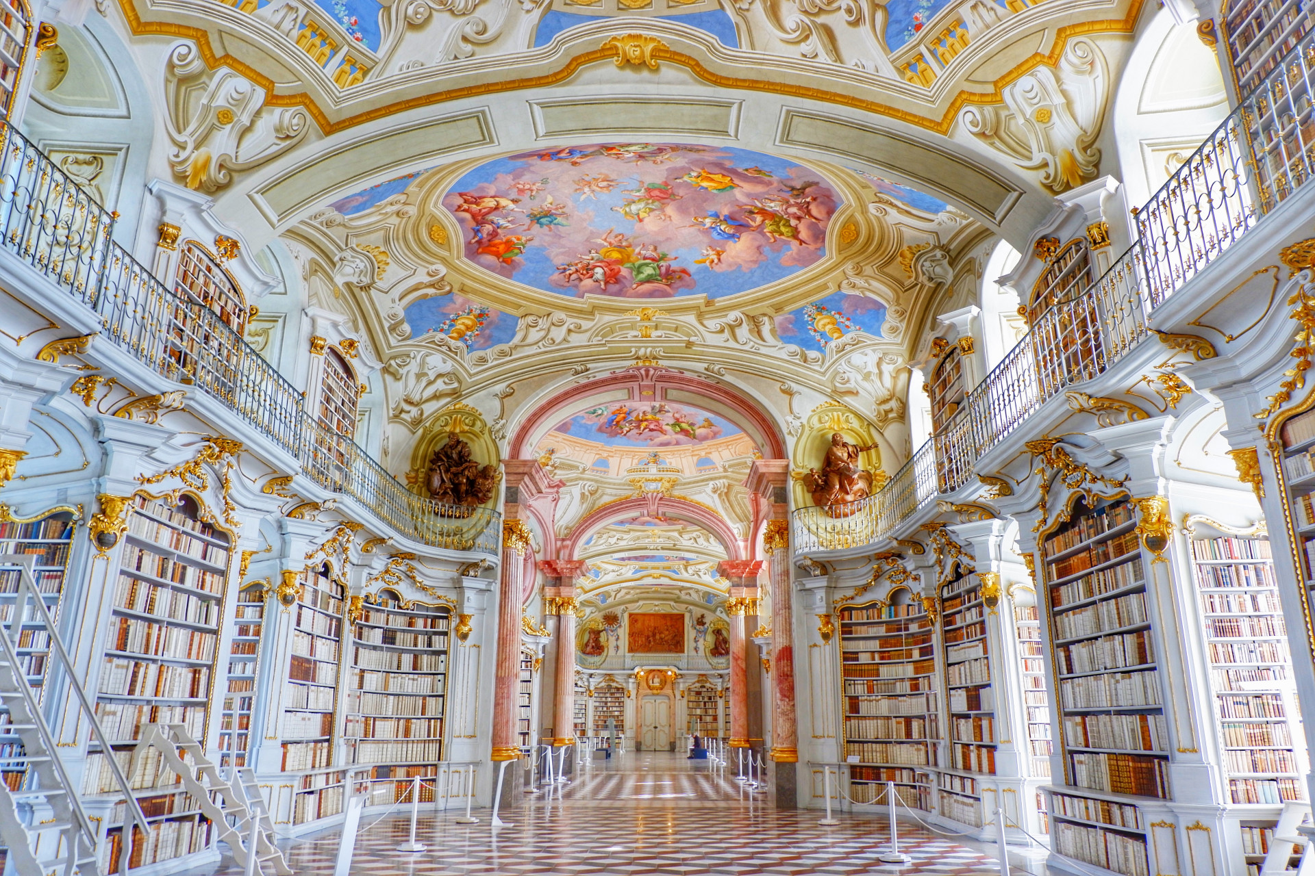 Ce monument exceptionnel se trouve dans la ville autrichienne d'Admont et il s'agit de la plus vaste bibliothèque monastique du monde. De nos jours, elle renferme plus de 180 000 ouvrages, dont 1 400 manuscrits, volumes anciens et éditions originales de livres rares...