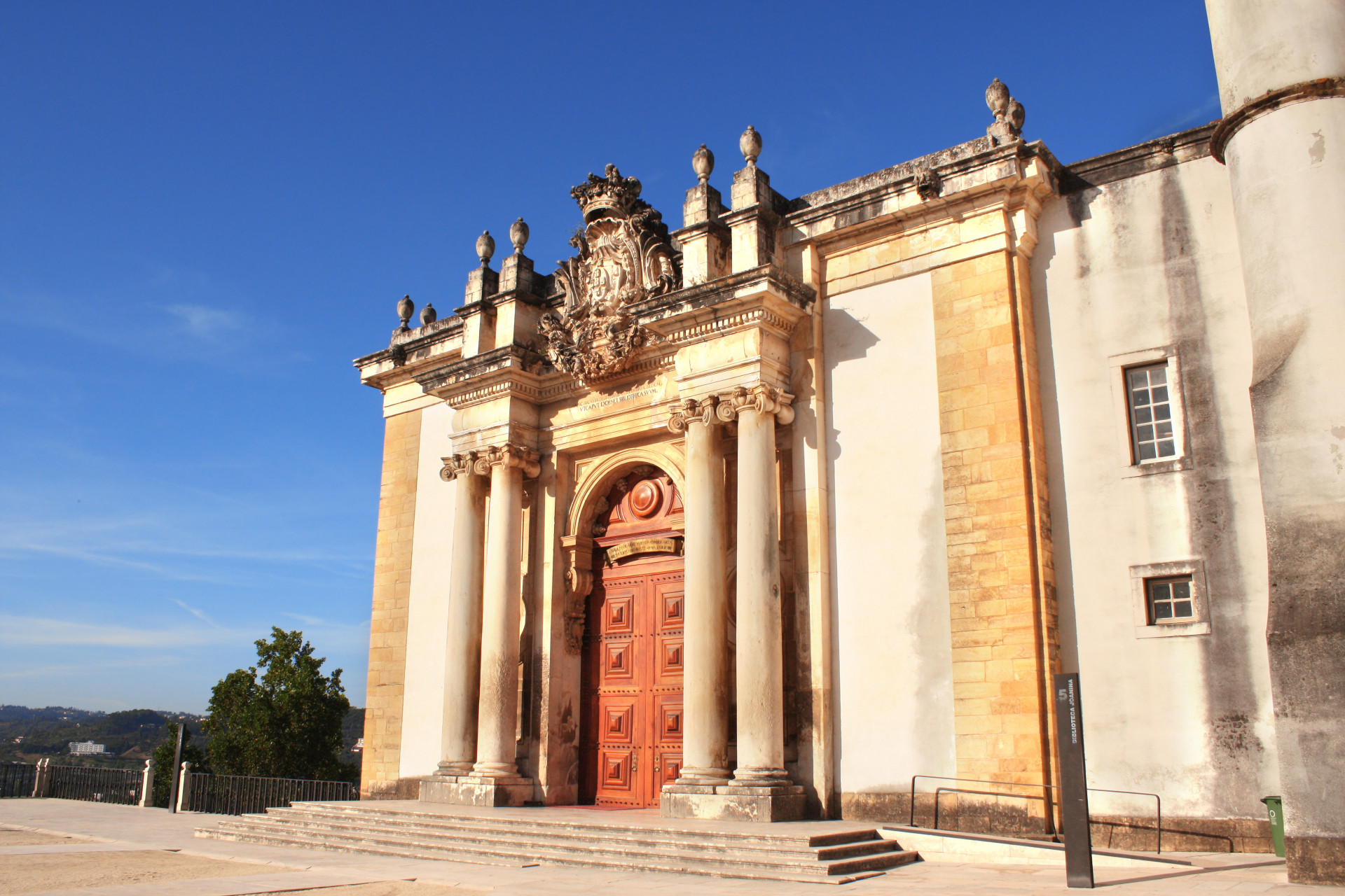 La bibliothèque Joanina se trouve au sein de l'Université de Coimbra et fut construite au XVIIIe siècle, sur l'ordre du roi Jean V de Portugal...