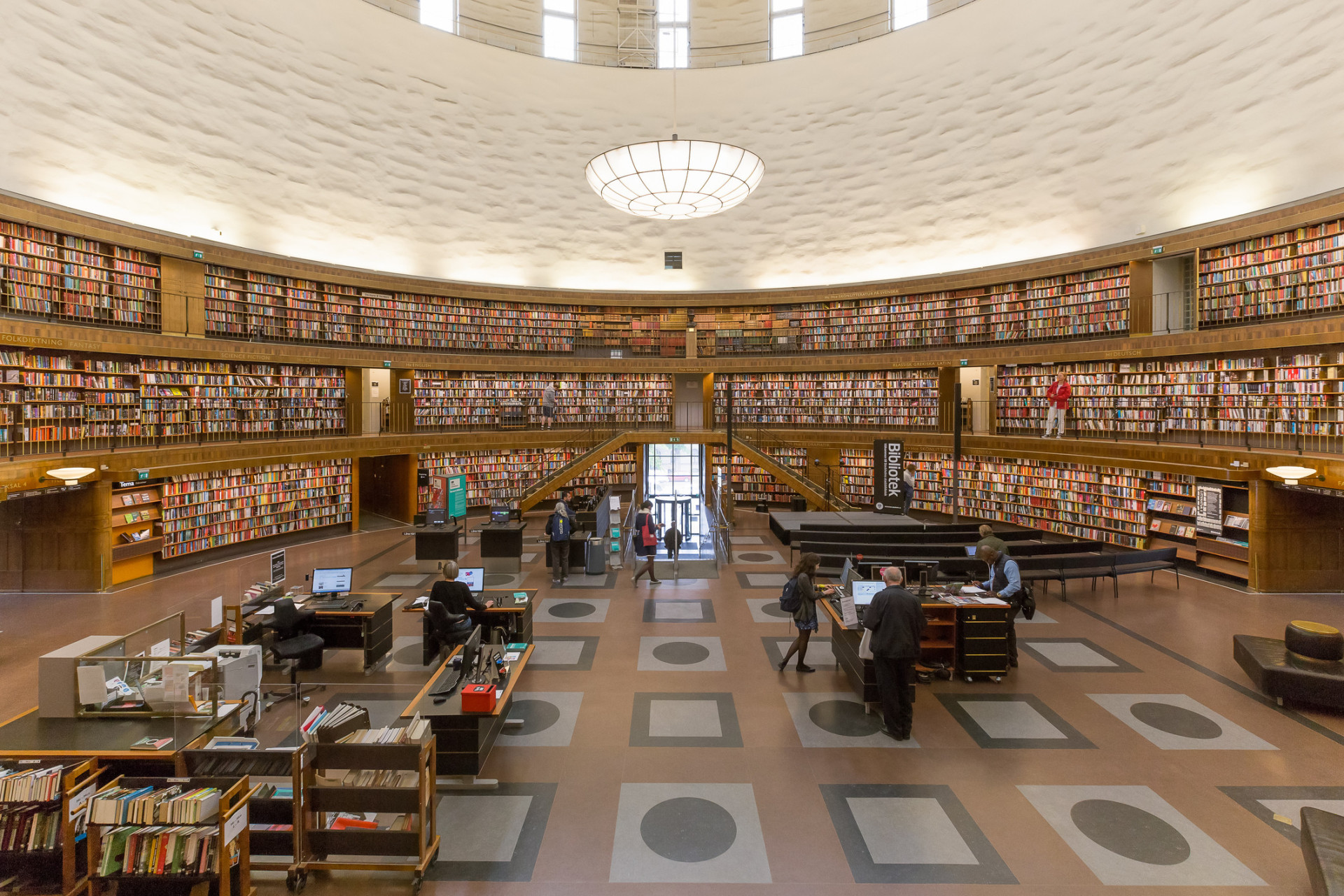 Localisée dans un bâtiment classique suédois datant des années 1920, cette bibliothèque a été dessinée par Gunnar Asplund. Elle fut inaugurée en 1928, en présence du prince Eugène de Savoie...