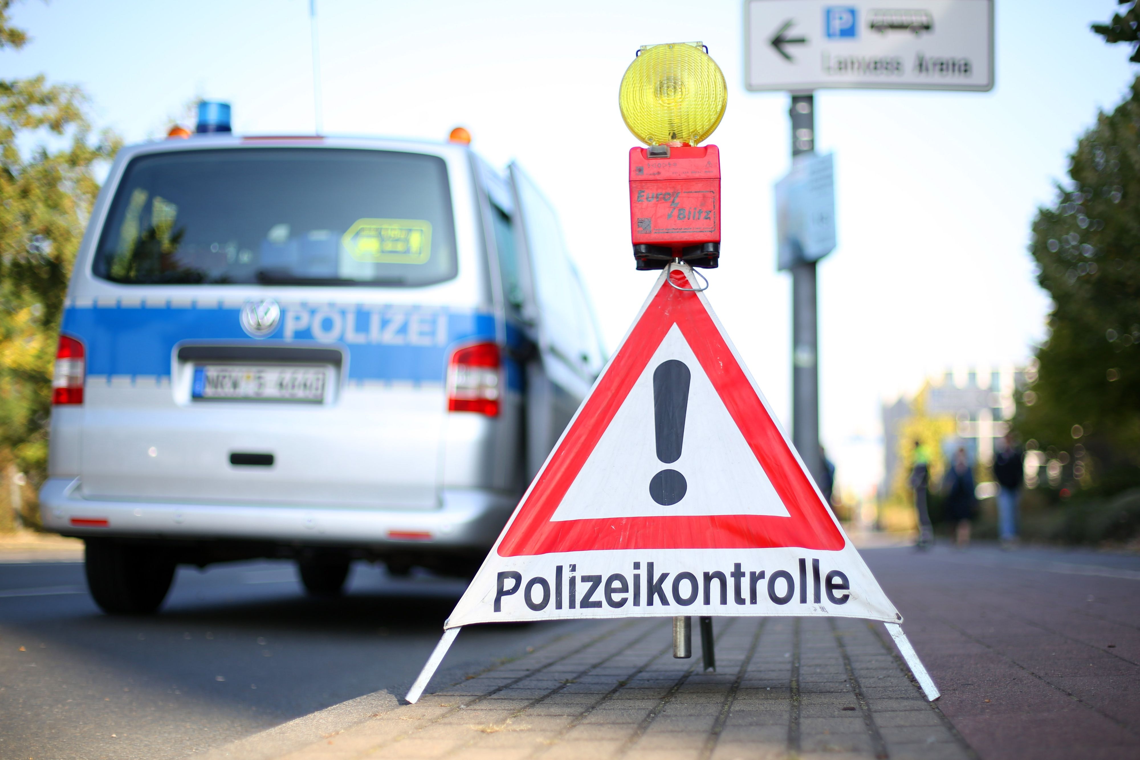 Beamte Verletzt: Kölner Polizisten Kontrollieren Auto Und Werden ...