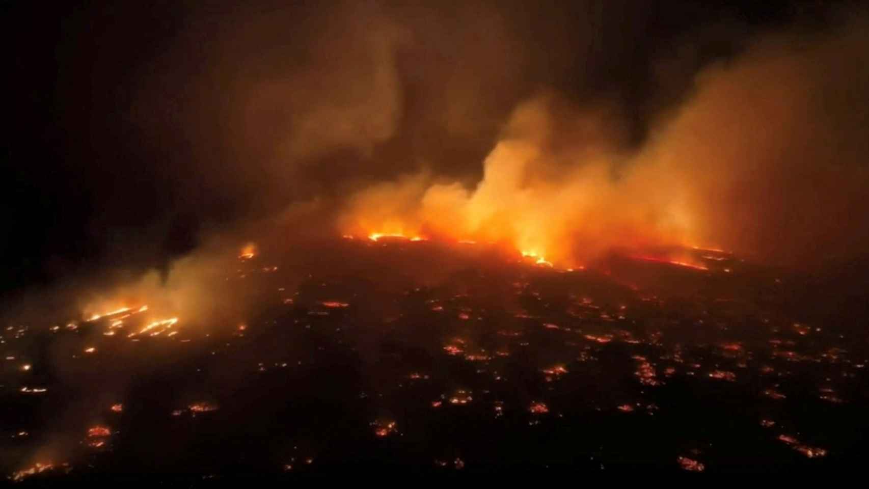 Un incendio en el estado de Hawái fuerza a los locales a lanzarse al