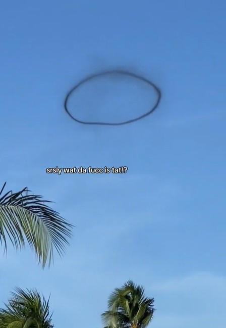 ฮือฮา วงแหวนยักษ์สีดำปริศนา โผล่ลอยกลางท้องฟ้า ชาวบ้านผวา มันคืออะไรกันแน่