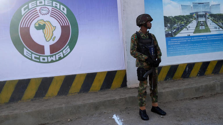 Un soldat nigérian devant des locaux de la Cédéao à Abuja, au Nigeria. (image d'illustration)