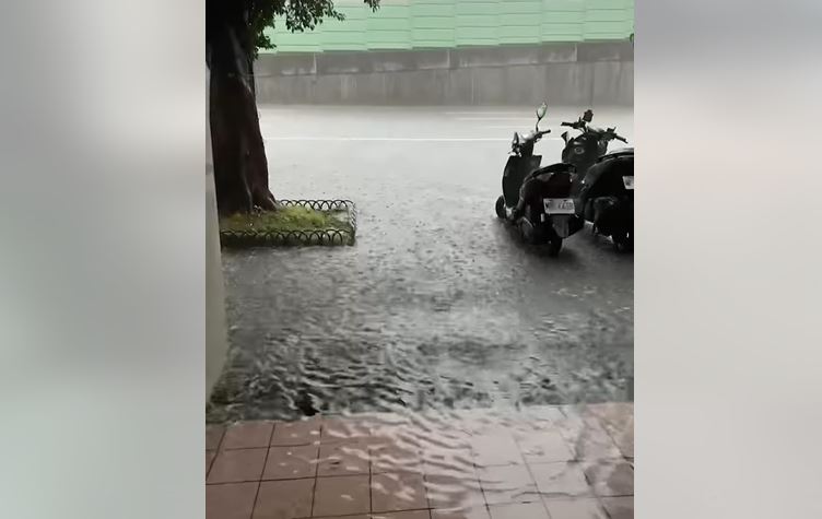 何志偉PO出台北市淹水影片。（圖／翻攝自何志偉臉書）