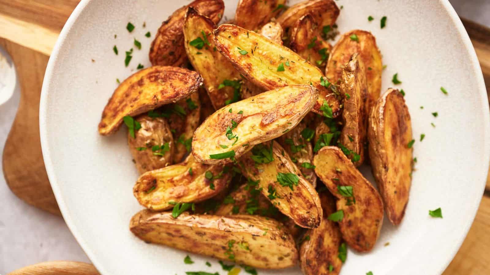 <p>Enjoy perfectly crispy potatoes without the deep frying. Air Fryer Fingerling Potatoes are simple to prepare and can be a favorite addition to any meal.<br><strong>Get the Recipe: </strong><a href="https://www.splashoftaste.com/air-fryer-fingerling-potatoes/?utm_source=msn&utm_medium=page&utm_campaign=msn">Air Fryer Fingerling Potatoes</a></p>
