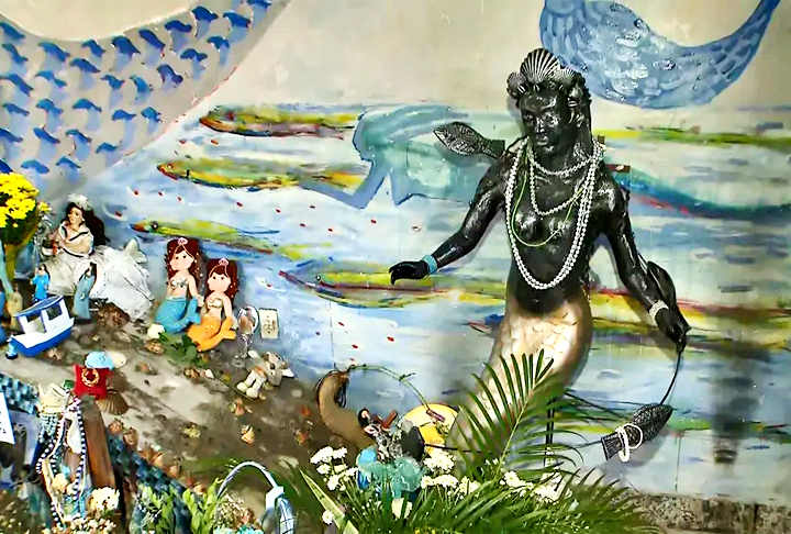 Iemanjá é uma orixá do Candomblé e da Umbanda, e é a deusa das águas doces e salgadas, da maternidade e da fertilidade.