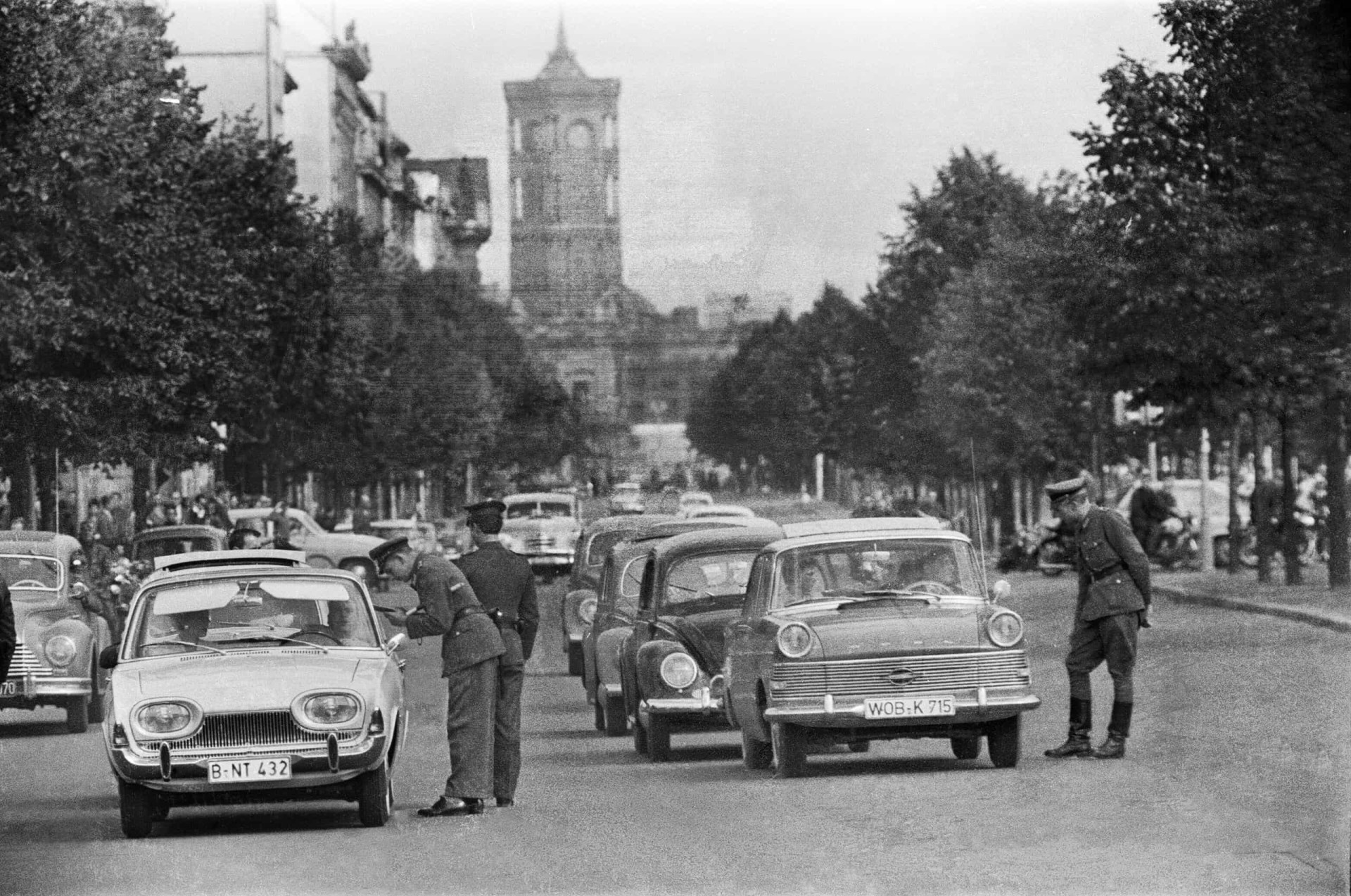 <p>Im Bild: Die DDR-Polizei kontrolliert Anfang August 1961 auf den Straßen Berlins die Fahrzeugpapiere der Autofahrer, nachdem die Ost-West-Grenze in Vorbereitung auf den Mauerbau geschlossen wurde.</p>