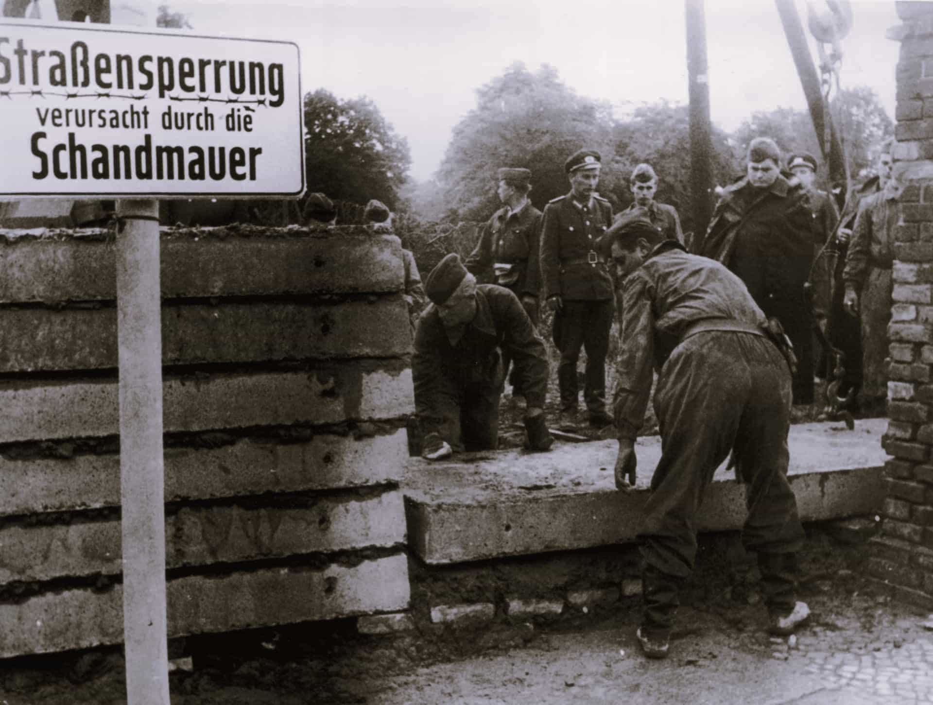 <p>Der Bau der Mauer erfolgte in koordinierter Abfolge quer durch die Stadt und wurde von ostdeutschen Arbeitern unter Aufsicht von bewaffneten Polizisten und Einheiten der ostdeutschen Sicherheitskräfte durchgeführt.</p>
