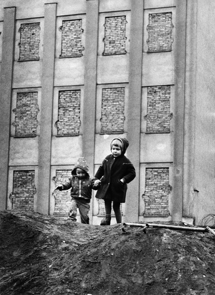 <p>Ganze Wohnhäuser in Ost-Berlin, die an der Mauer lagen, wurden zugemauert und ihre Bewohner umgesiedelt, weil man befürchtete, dass die Gebäude als geheime Stützpunkte für Fluchtversuche genutzt werden könnten. Vor allem der Tunnelbau wurde als Bedrohung empfunden.</p>