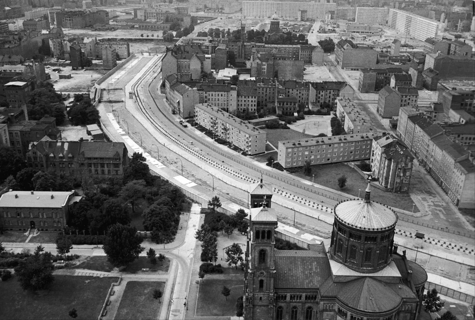 <p>Die geteilte Stadt aus der Vogelperspektive. Rechts der Mauer ist Ost-Berlin. Auf der linken Seite West-Berlin.</p>