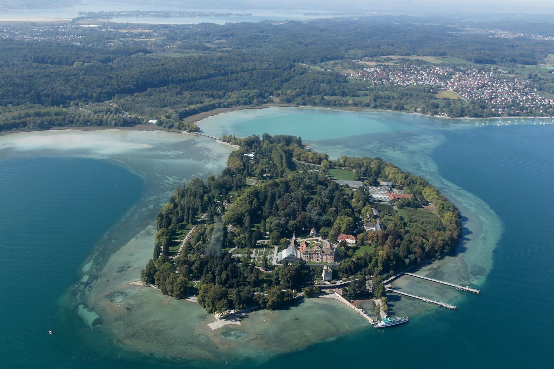 Insel Mainau Die Insel Mainau ist die drittgrößte Insel im Bodensee. Sie gehört zum Stadtgebiet Konstanz und ist seit 1974 im Besitz von Graf Lennart Bernadotte. Auf der Insel wachsen (aufgrund des Bodenseeklimas) Palmen und mediterrane Pflanzen, daher wird sie auch Blumeninsel genannt. Herzstück der Insel ist das Schloss Mainau und das ab 1856 parkähnlich angelegte Arboretum mit über 500 Laub- und Nadelgehölzen.