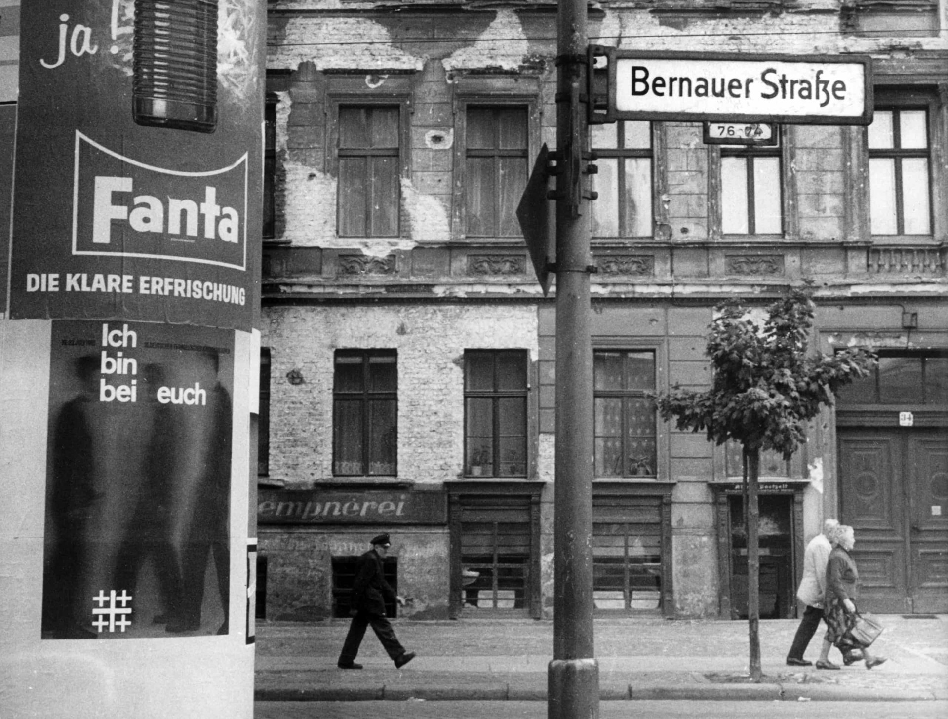 <p>Dieser Blick über die Bernauer Straße in West-Berlin zeigt geschlossene Geschäfte am 7. Juli 1961. Die gegenüberliegenden Gebäude befinden sich in Ost-Berlin.</p>