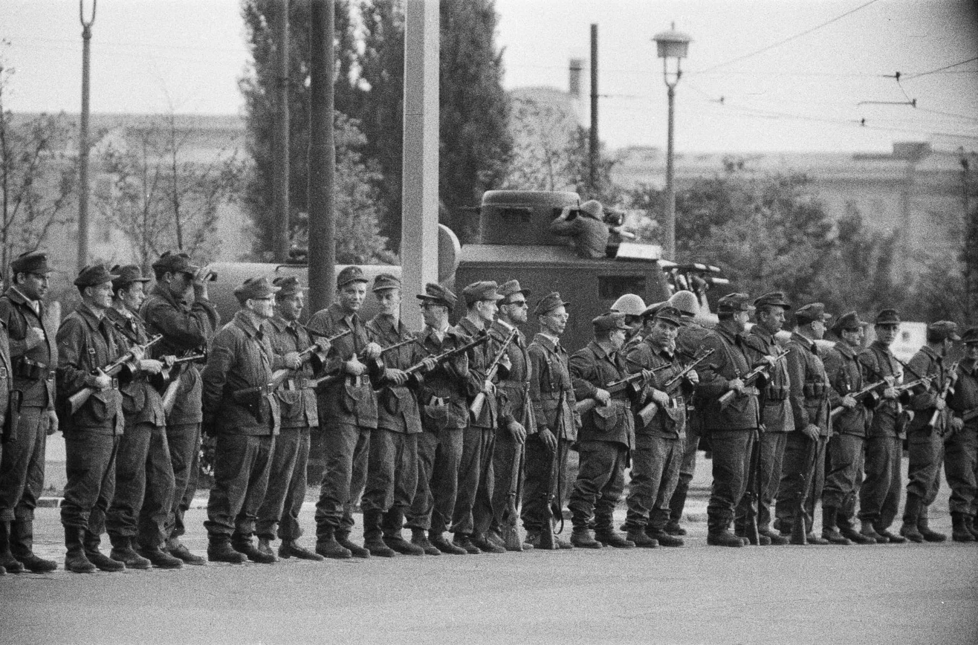 <p>Um Mitternacht am Sonntag, den 13. August, begannen die Polizei und Einheiten der ostdeutschen Sicherheitskräfte, die Grenze zu schließen. Am Morgen war die Grenze zu West-Berlin geschlossen. Am selben Tag beginnt der Bau der Berliner Mauer.</p>