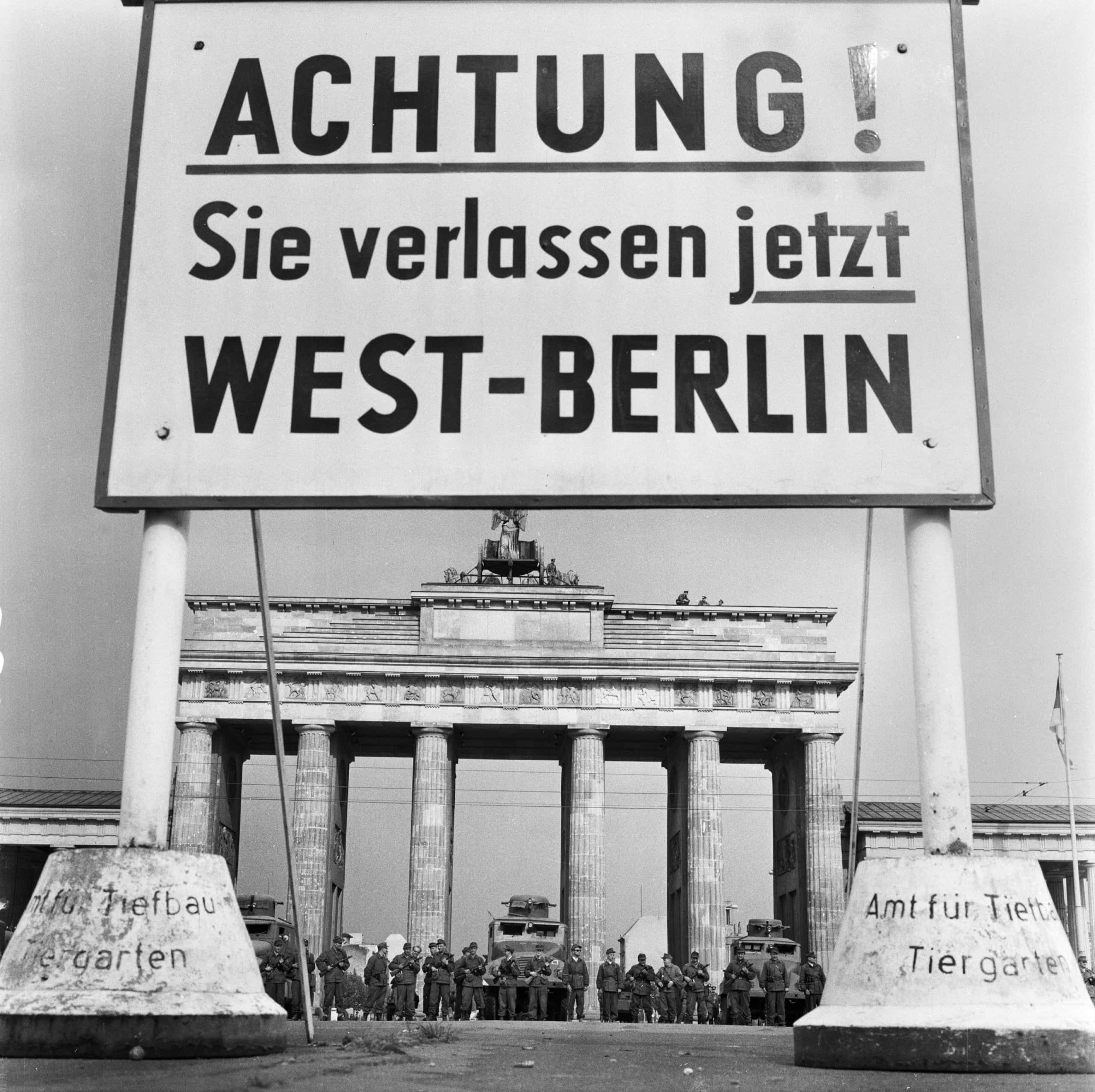 <p>"Achtung! Sie verlassen jetzt West-Berlin", steht auf dem Schild. Nach dem <a href="https://de.starsinsider.com/lifestyle/357336/faszinierende-fotos-vom-zweiten-weltkrieg" rel="noopener">Zweiten Weltkrieg</a> wurde Berlin in vier Sektoren aufgeteilt: Frankreich kontrollierte den nordwestlichen, England den westlichen und die USA den südwestlichen Teil der Stadt, während der gesamte östliche Teil Berlins der Sowjetunion zugewiesen wurde.</p>