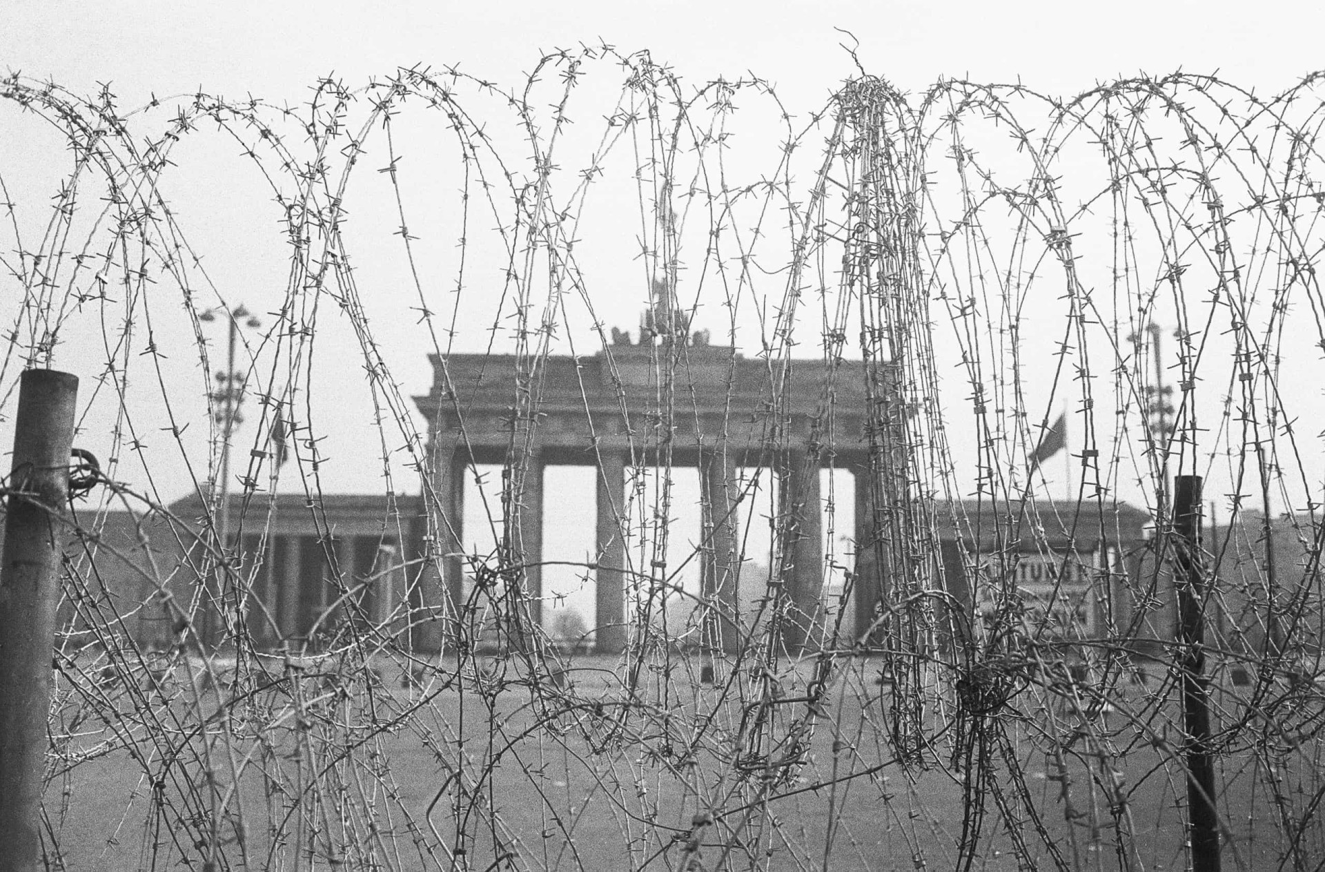 <p>Dieses Foto vom 1. Juni 1961 zeigt das Brandenburger Tor, das noch vor Beginn des Mauerbaus eingezäunt wurde. Das monumentale <a href="https://de.starsinsider.com/reisen/377042/hier-finden-sich-die-symboltraechtigsten-stadttore" rel="noopener">Stadttor</a> stand an der Trennlinie zwischen Ost- und West-Berlin.</p>