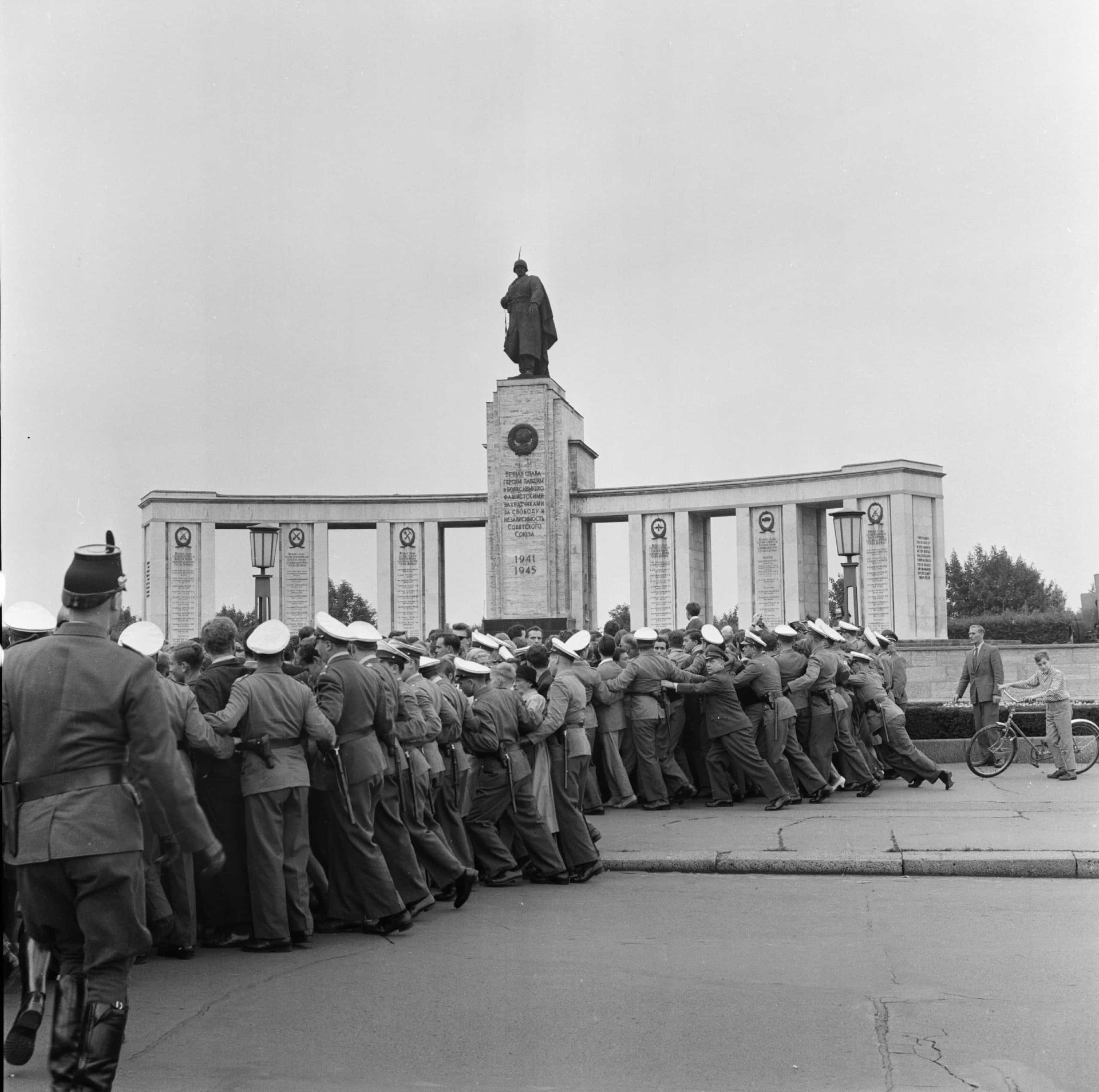 <p>Dieses Foto, das drei Tage nach dem Mauerbau aufgenommen wurde, zeigt, wie Westberliner Polizisten bei Demonstrationen gegen die Teilung der Stadt eine große Menschenmenge auf den Straßen in der Nähe des sowjetischen Kriegerdenkmals zurückhalten.</p>