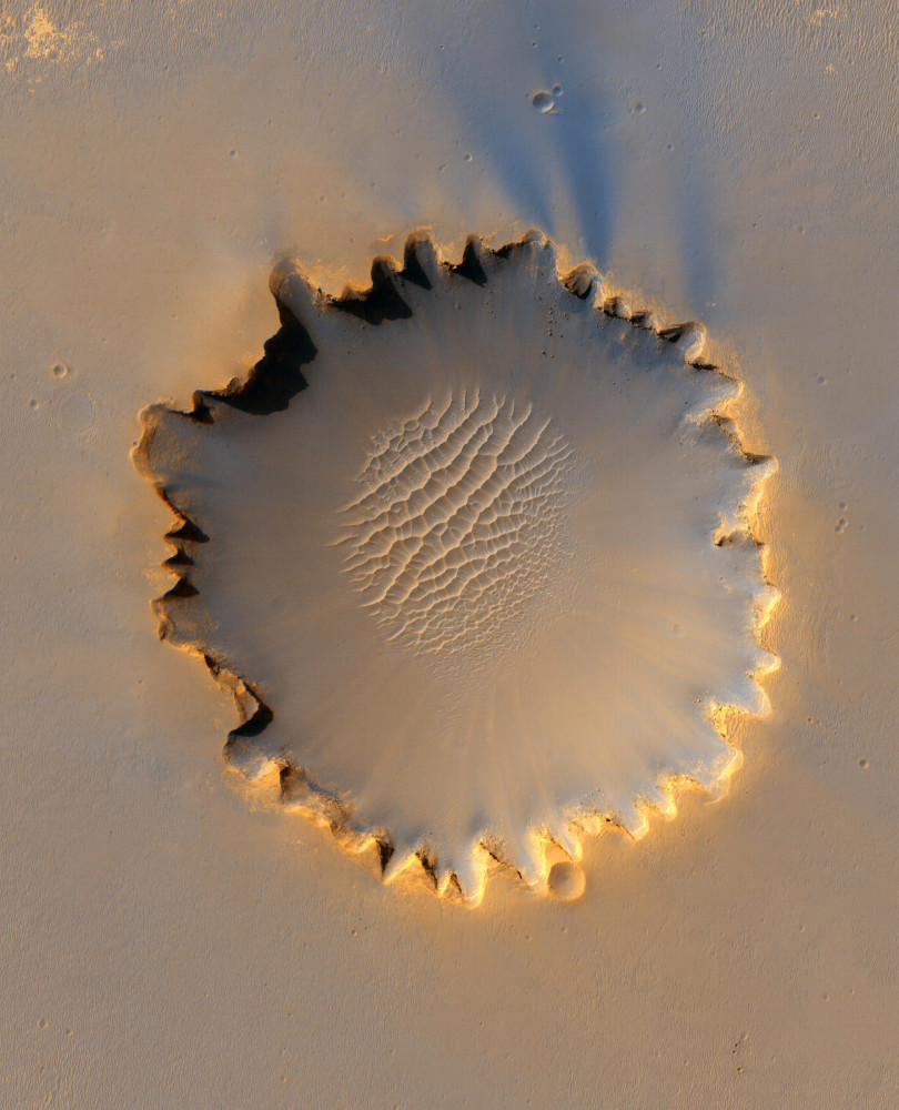 A cratera de impacto localizada na planície de Meridiani Planum tem cerca de 730 m de largura e recebeu o nome de um dos cinco navios de Fernão de Magalhães, o primeiro a circum-navegar o globo.