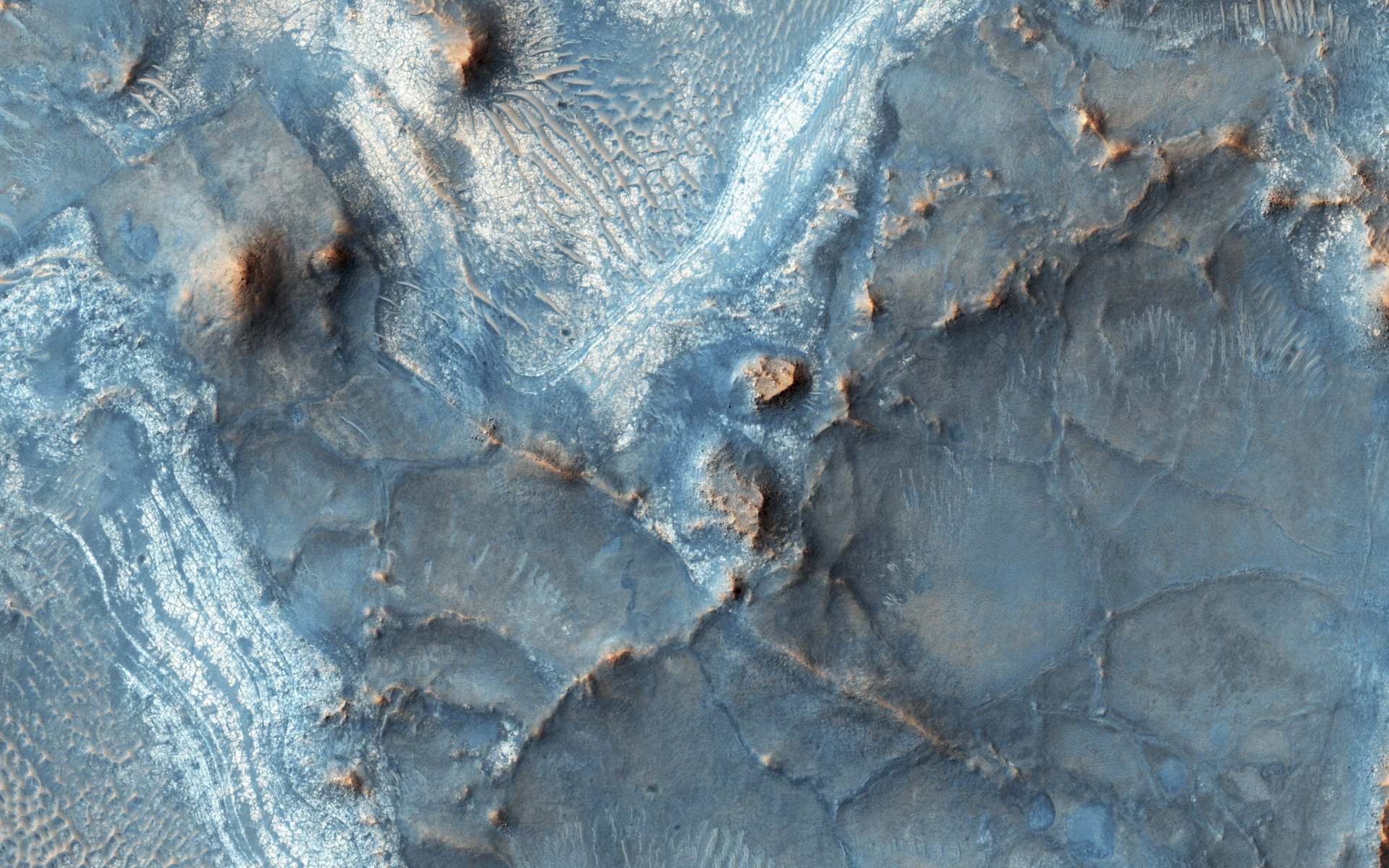 Localizada na borda noroeste da bacia de impacto de Isidis Planitia, Nili Fossae é uma das regiões mais coloridas de Marte.