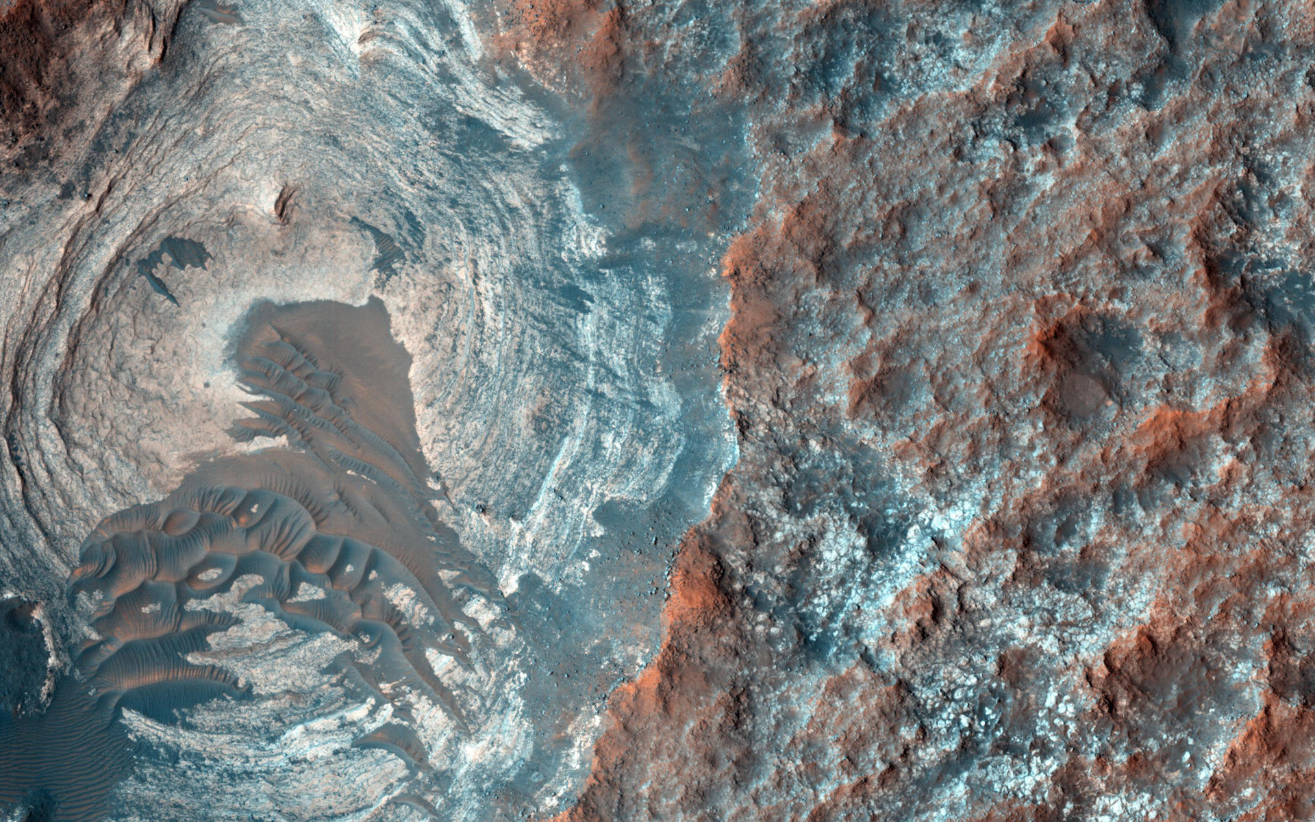 Esta depressão circular na superfície de Marte foi capturada pela Mars Reconnaissance Orbiter da NASA em fevereiro de 2015.