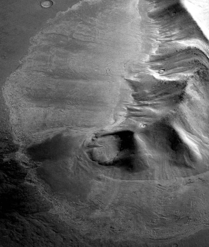 Esta imagem mostra uma visão em perspectiva de uma montanha no leste de Hellas Planitia, onde grandes geleiras escondidas sob detritos rochosos foram detectadas.