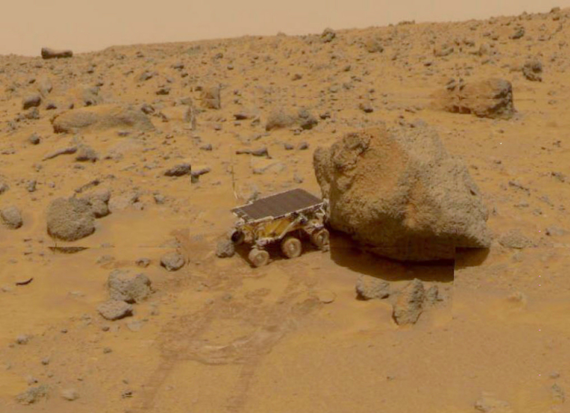 Esta imagem mostra a sonda Mars Pathfinder da NASA explorando o terreno do planeta em 1997.