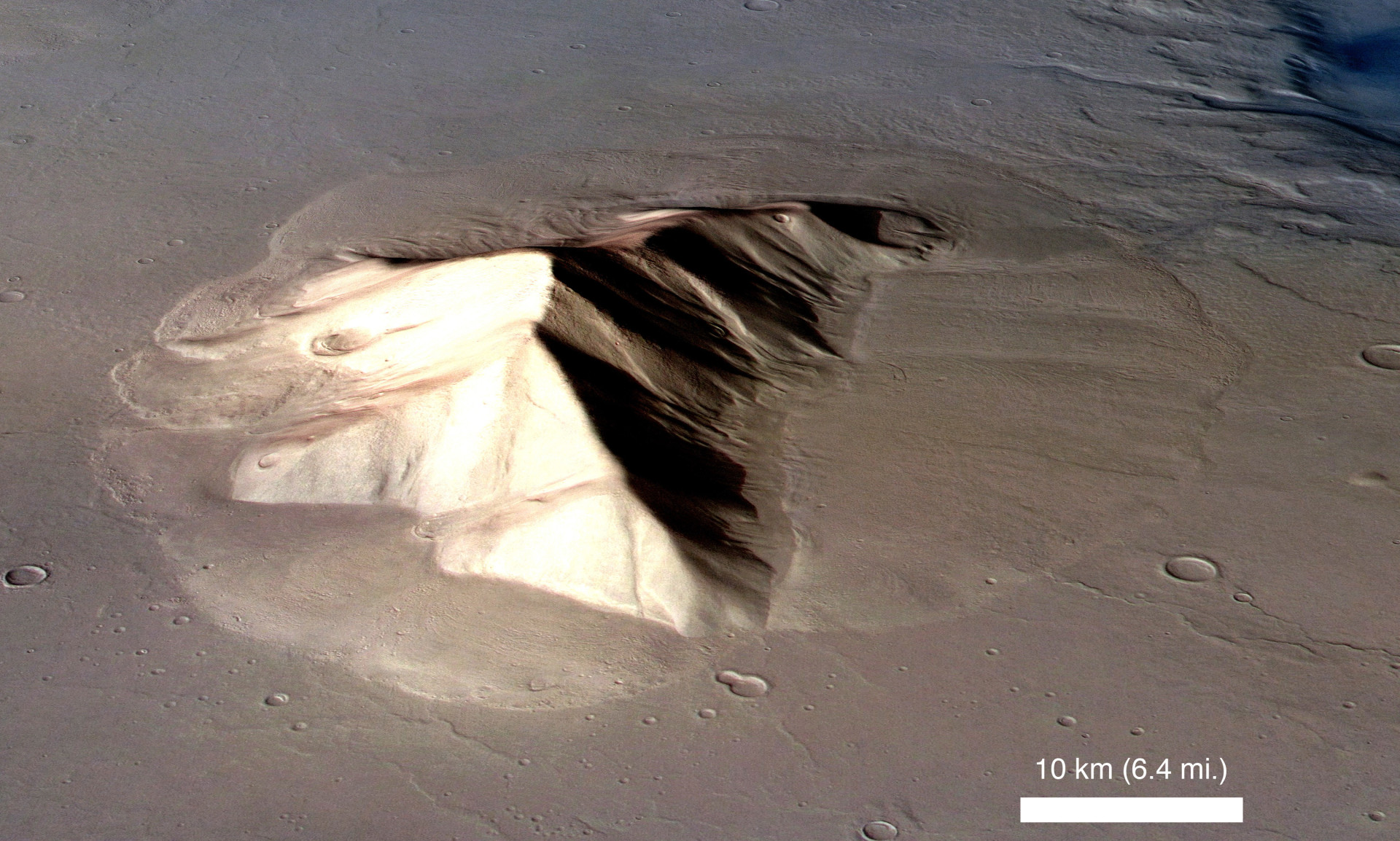 Esta é uma perspectiva diferente da montanha no leste de Hellas Planitia, onde grandes geleiras foram detectadas escondidas sob detritos rochosos.