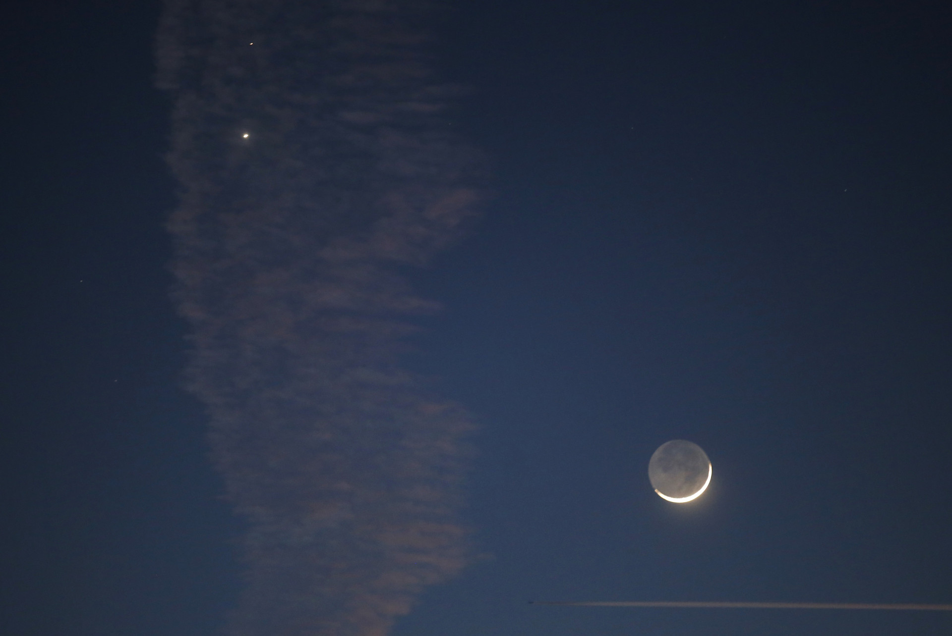 Na imagem, podemos ver a Lua crescente e os planetas Vênus e Marte visíveis nas proximidades.