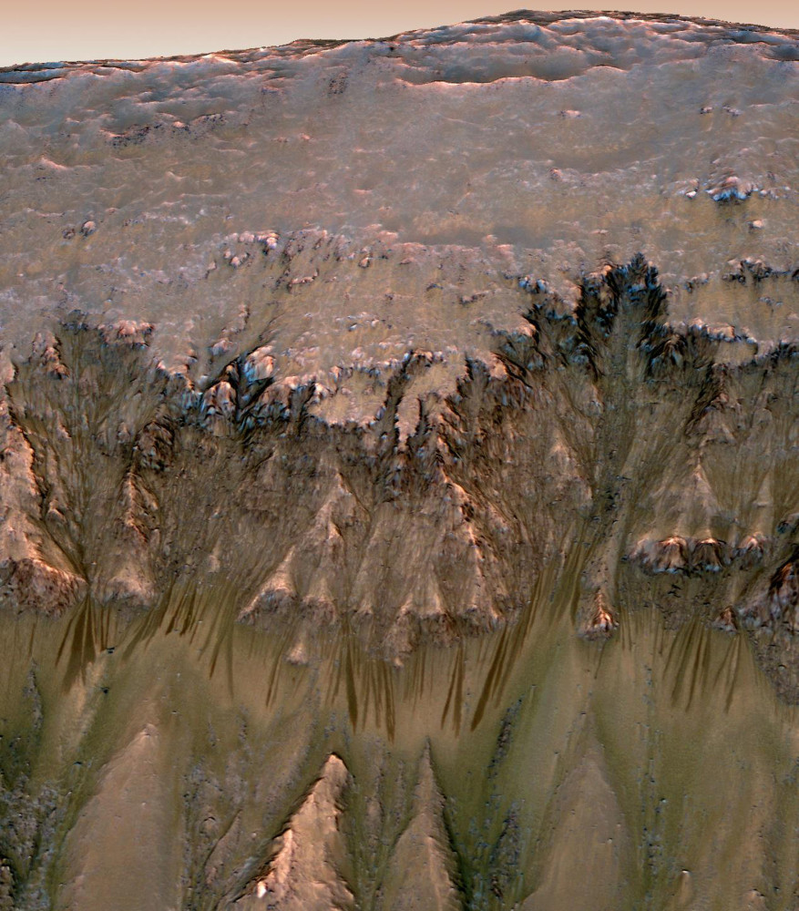 Esses fluxos de água aparecem na primavera e no verão em uma encosta dentro da cratera Newton.