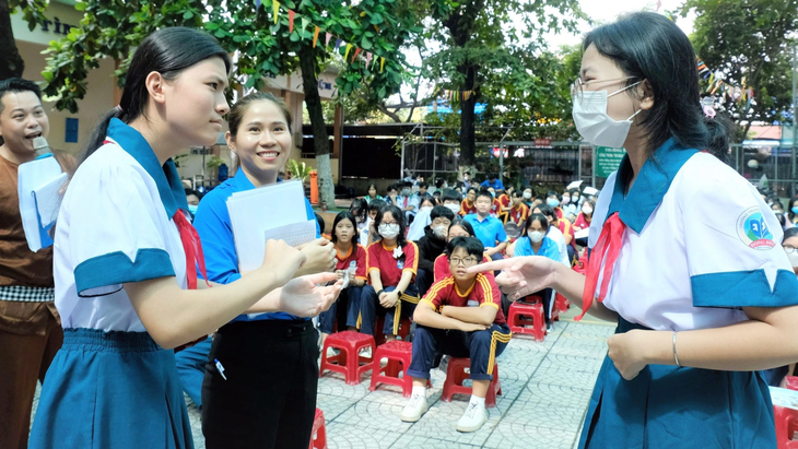 Các bạn học sinh Trường THCS Đồng Đen (huyện Bình Chánh, TP.HCM) cùng nhận diện tính chất công việc, nghề nghiệp qua các trò chơi - Ảnh: VŨ THỦY