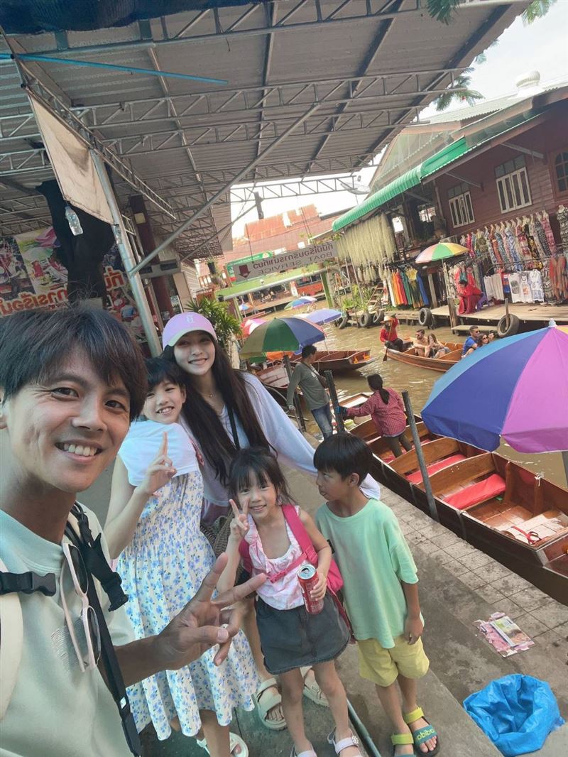 阿翔今年暑假帶著老婆與三個小孩前往泰國五天四夜旅遊。（圖／時代創藝提供）
