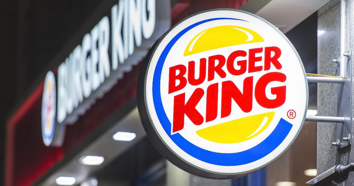 dramatiske scener ved burger king: 40-årig mand banket med stol