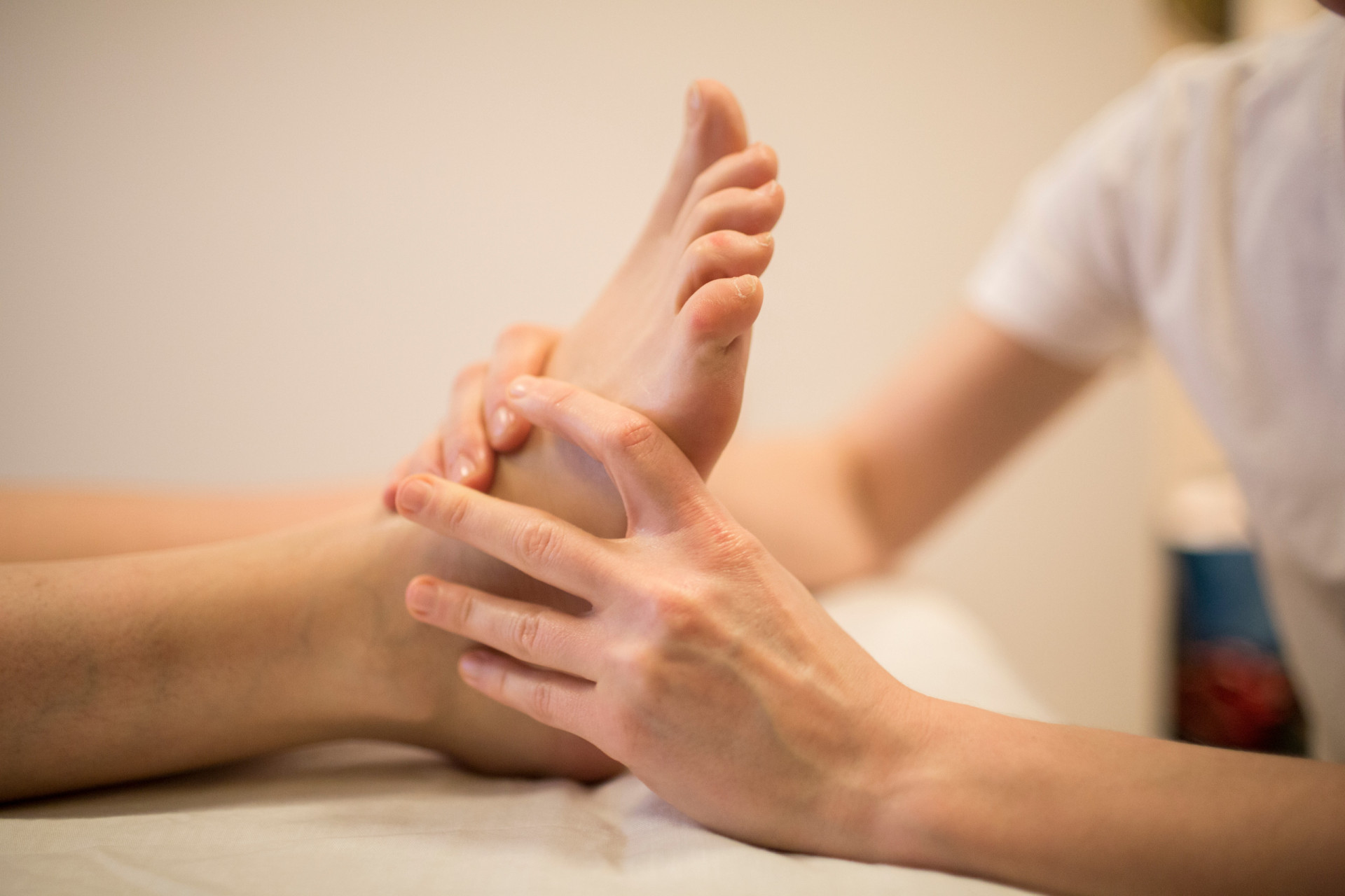 <p>Reflexology is a type of <a href="https://www.starsinsider.com/health/421167/self-massage-tips-to-ease-aches-and-pains" rel="noopener">massage</a> that's based on the premise that areas and organs in the body are linked to reflex areas on the hands, feet, and ears. The practice is considered a complementary therapy, meaning that it shouldn't replace conventional medical care. And while it still needs more scientific research to prove that it can prevent or cure any type of disease, some studies show it may help relieve certain symptoms, such as pain and anxiety.</p> <p>Intrigued? Click on to learn more about how reflexology works and whether you should try it.</p>