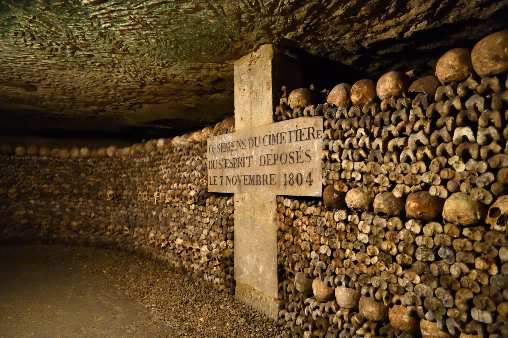 <p>Incroyable, le réseau d'ossuaires souterrains cachés sous la capitale française renferme les restes de millions de personnes.</p>