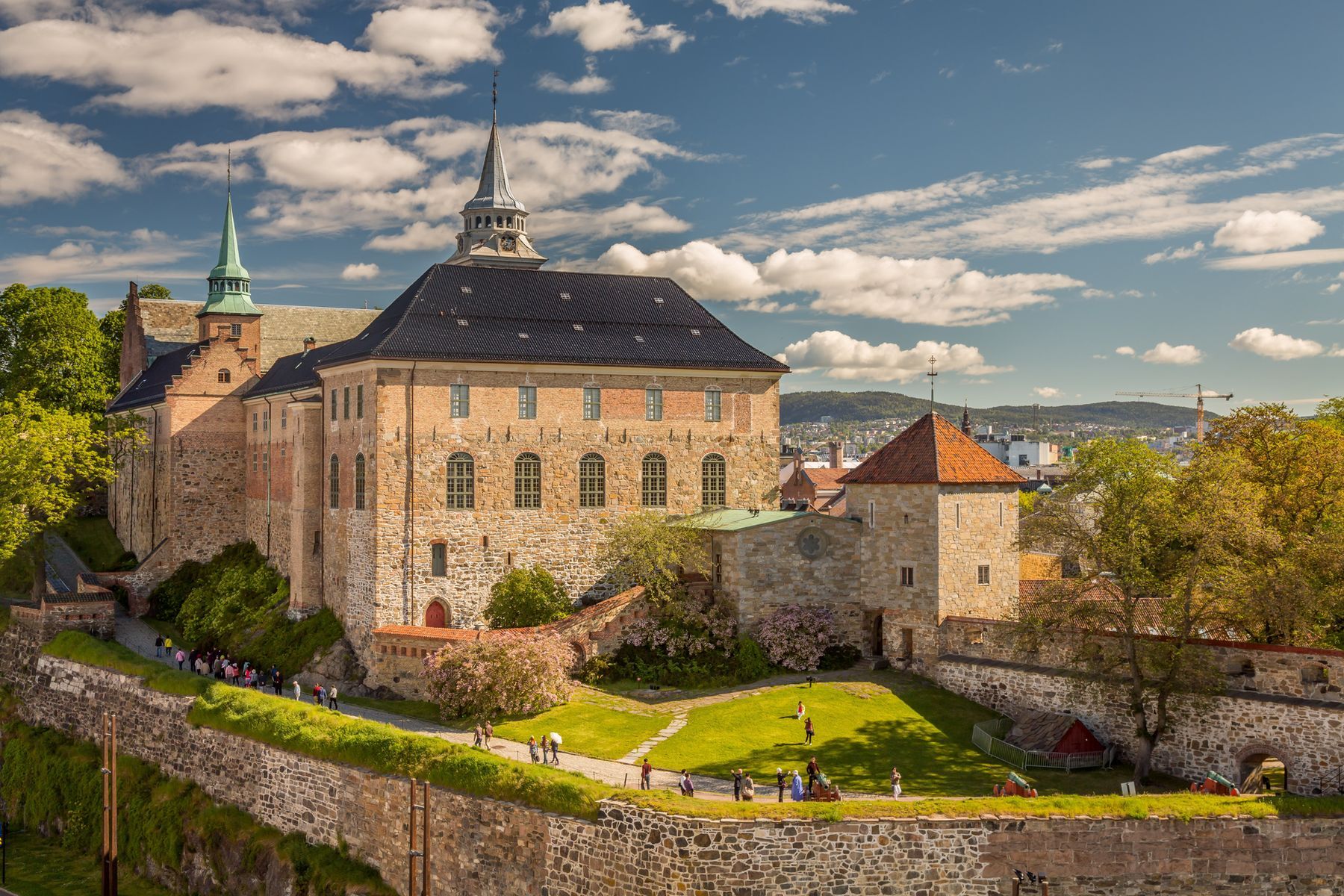Rich in cultural attractions, <a href="https://www.visitnorway.com/places-to-go/eastern-norway/oslo/free-things-to-do/?lang=usa" rel="noreferrer noopener">Oslo,</a> Norway’s capital, abounds in interesting activities. Key sights include the <a href="https://www.visitoslo.com/en/product/?tlp=2988133&name=L-Opera--Ballet-de-Norvege" rel="noreferrer noopener">Oslo Opera House</a> for its avant-garde design, the <a href="https://www.visitoslo.com/en/product/?tlp=2978773&name=La-forteresse-d-Akershus" rel="noreferrer noopener">Akershus Fortress</a> for a glimpse into Norwegian history, and <a href="https://www.visitoslo.com/en/product/?tlp=2983043&name=Parc-de-sculptures-de-Vigeland" rel="noreferrer noopener">Vigeland Park</a> to admire amazing sculptures. Oslo’s magnificent baroque cathedral also warrants a visit during your stay. Note that the <a href="https://www.vikingtidsmuseet.no/english/" rel="noreferrer noopener">Viking Ship Museum</a> is currently being renovated and will reopen in 2026.