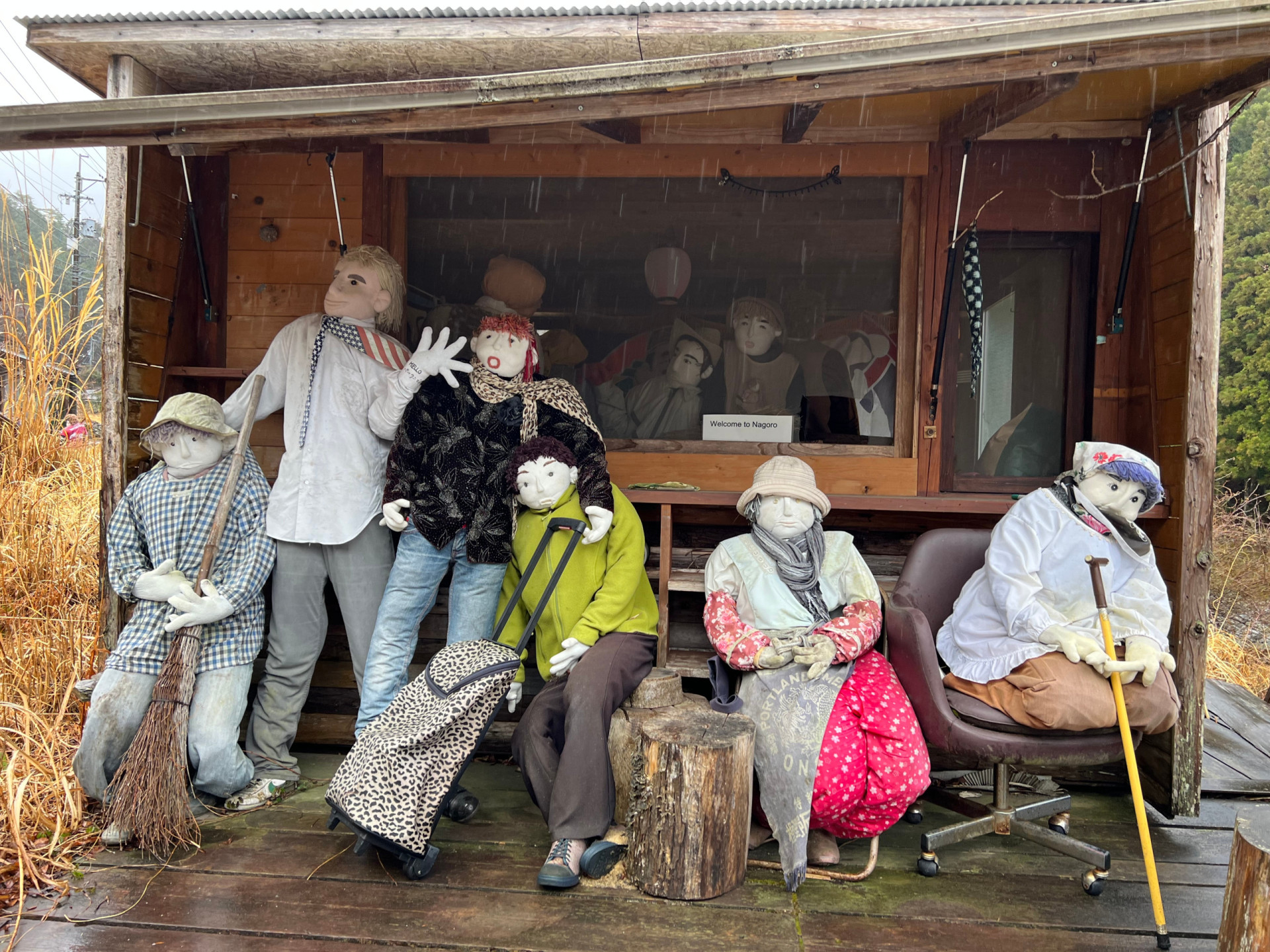 <p>Situé dans la vallée de l'Iya, sur l'île de Shikoku, dans la préfecture de Tokushima, Nagoro offre au visiteur un spectacle vraiment troublant. Des dizaines de poupées réalistes grandeur nature sont disposées autour du village, silencieuses mais voyantes.</p>