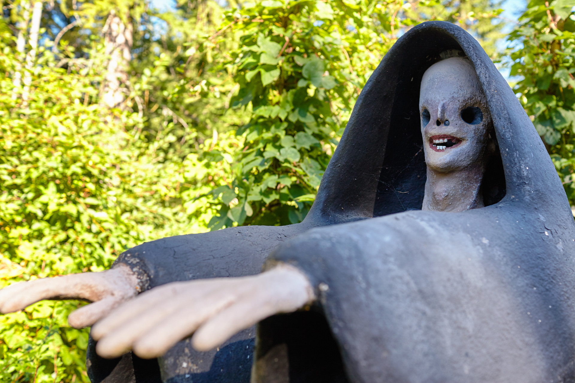 <p>Il est rare qu'une œuvre d'art vous fasse frissonner, mais dans la ville finlandaise de Parikalla se trouve un parc habité par une collection de sculptures à l'allure étrange, dont l'attitude bizarre peut vous surprendre.</p>