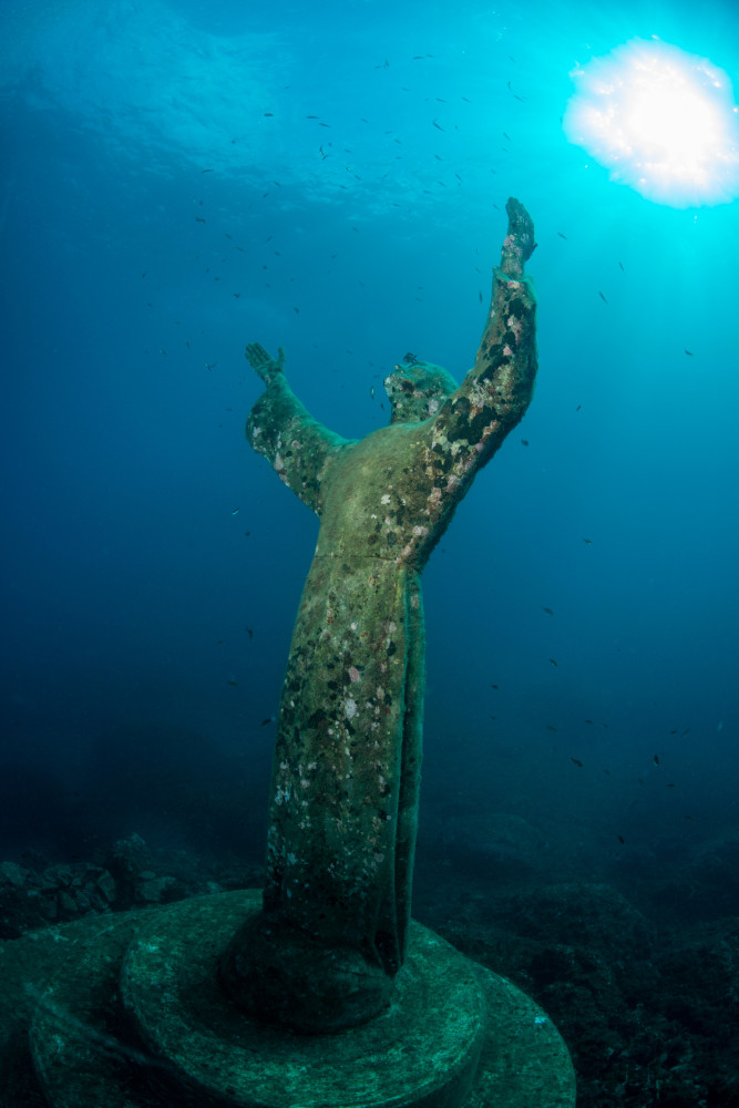 <p>Plus insolite que terrifiant, ce Christ est une statue de bronze immergée que l'on a retrouvée offrant une bénédiction de paix à l'endroit où un plongeur sous-marin a péri dans les années 1940. Elle se dresse, recouverte de bernacles, sur le fond marin de San Fruttuoso, sur la Riviera italienne.</p>