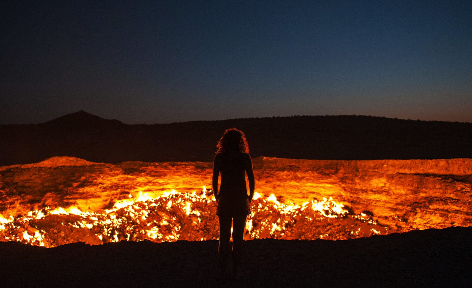 <p>Le cratère de gaz de Darvaza, situé au milieu du désert de Karakum au Turkménistan, est un champ de gaz naturel brûlant qui a été décrit de manière imaginative comme la "porte de l'enfer". Il évoque en effet l'image d'un gouffre satanique où les mortels sont engloutis dans un enfer diabolique.</p>