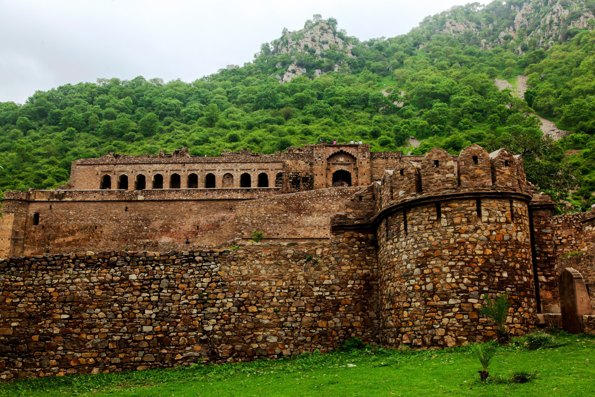 <p>Bhangarh n'est pas un lieu pour les peureux... Ce fort du 16e siècle construit au Rajasthan serait hanté, maudit par un prêtre adepte de la magie noire !</p>